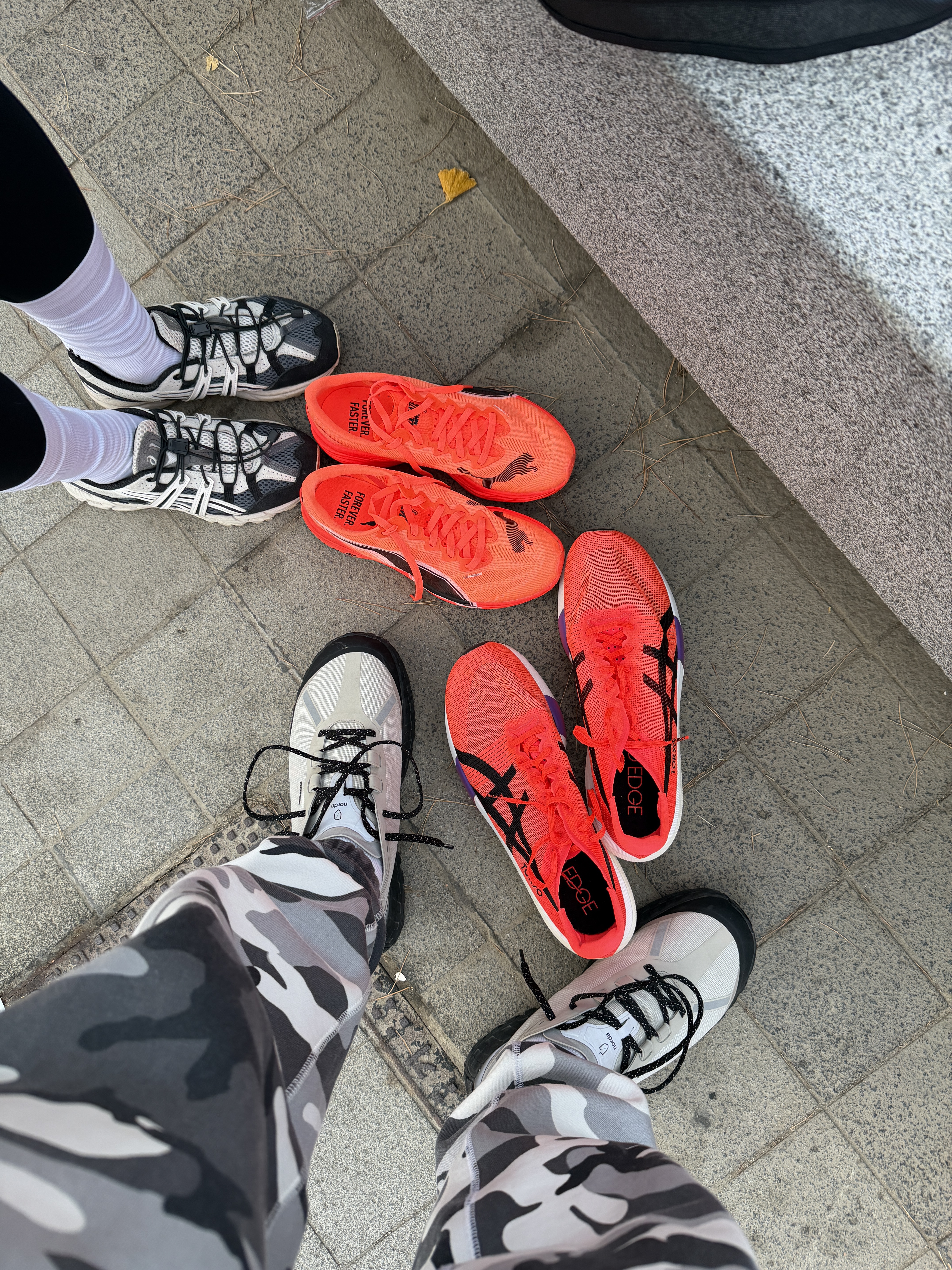 Norda 001/A Cinder, Asics Metaspeed Edge Tokyo Flash Red Black 착용 스타일
