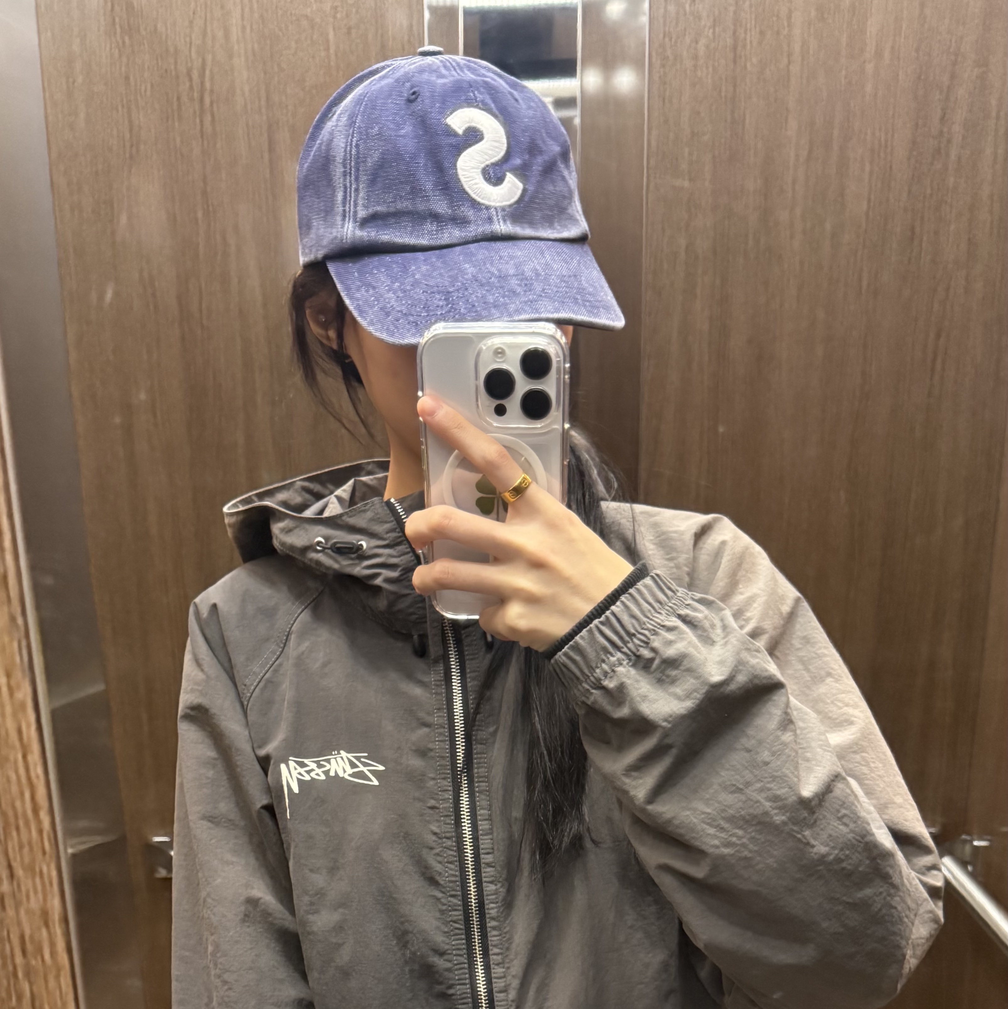 Stussy Wave Dye Beach Shell Jacket Black, Supreme Pigment S Logo 6-Panel Navy - 24FW 착용 스타일