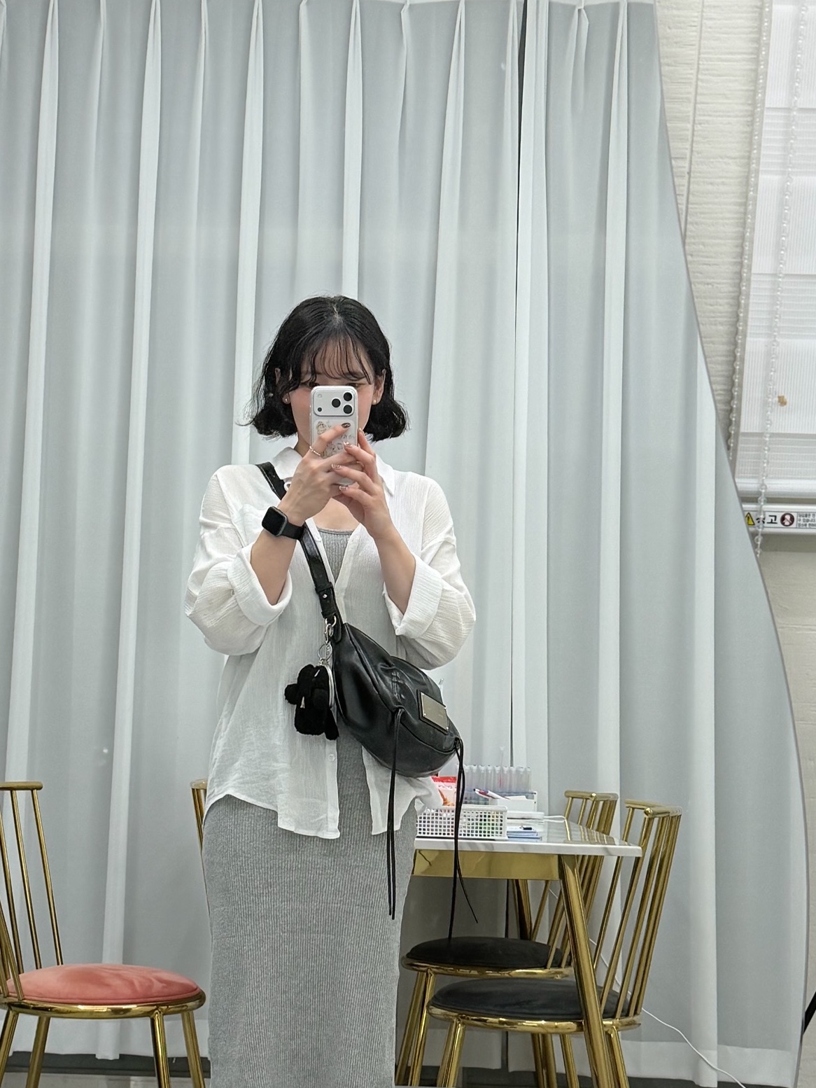 Matin Kim Half Shirring Ribbon Round Bag Black 착용 스타일 - 2