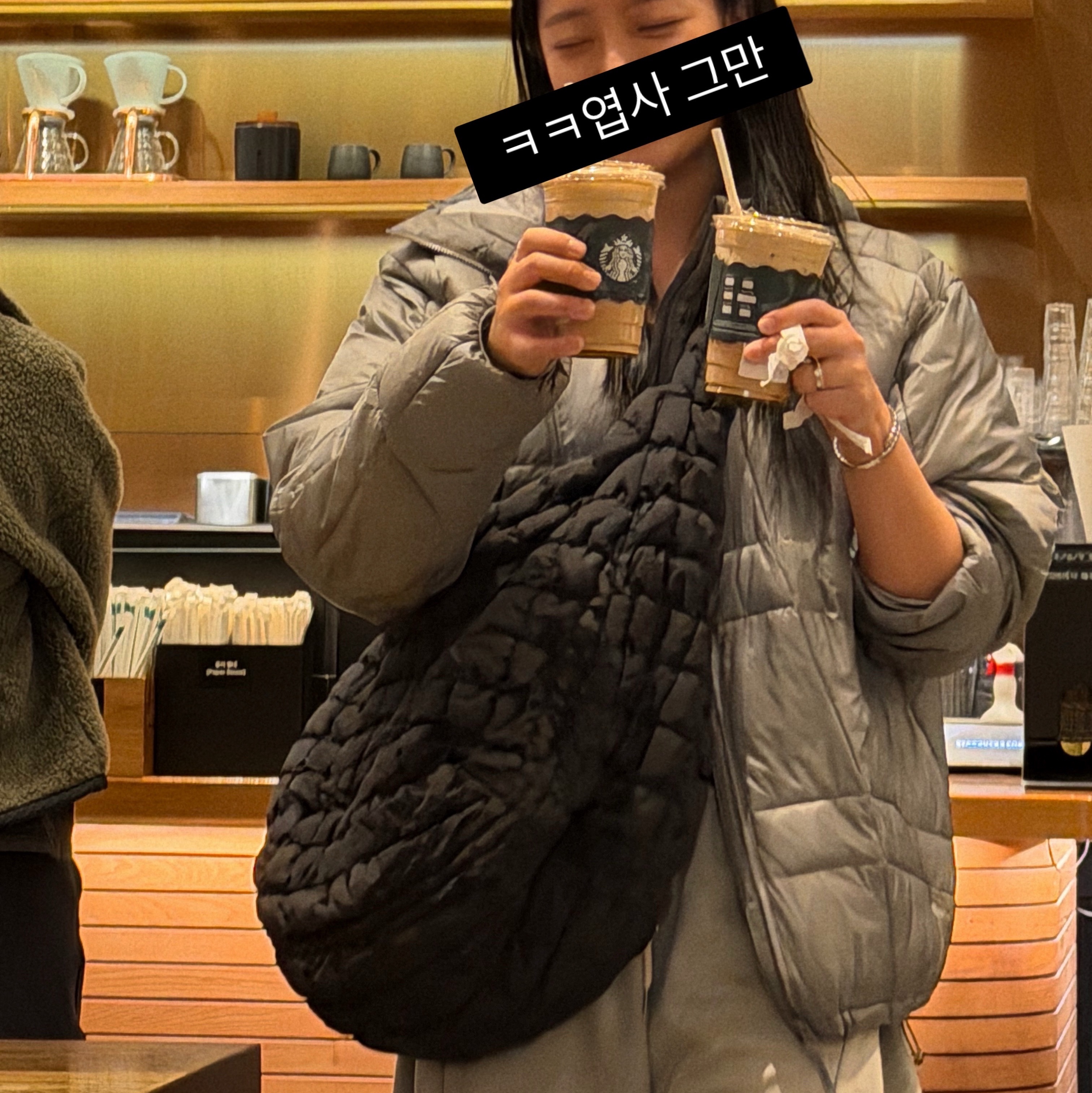 The North Face Wave LT On Jacket Gray, COS Quilted Oversized Shoulder Bag Black 착용 스타일 - 4