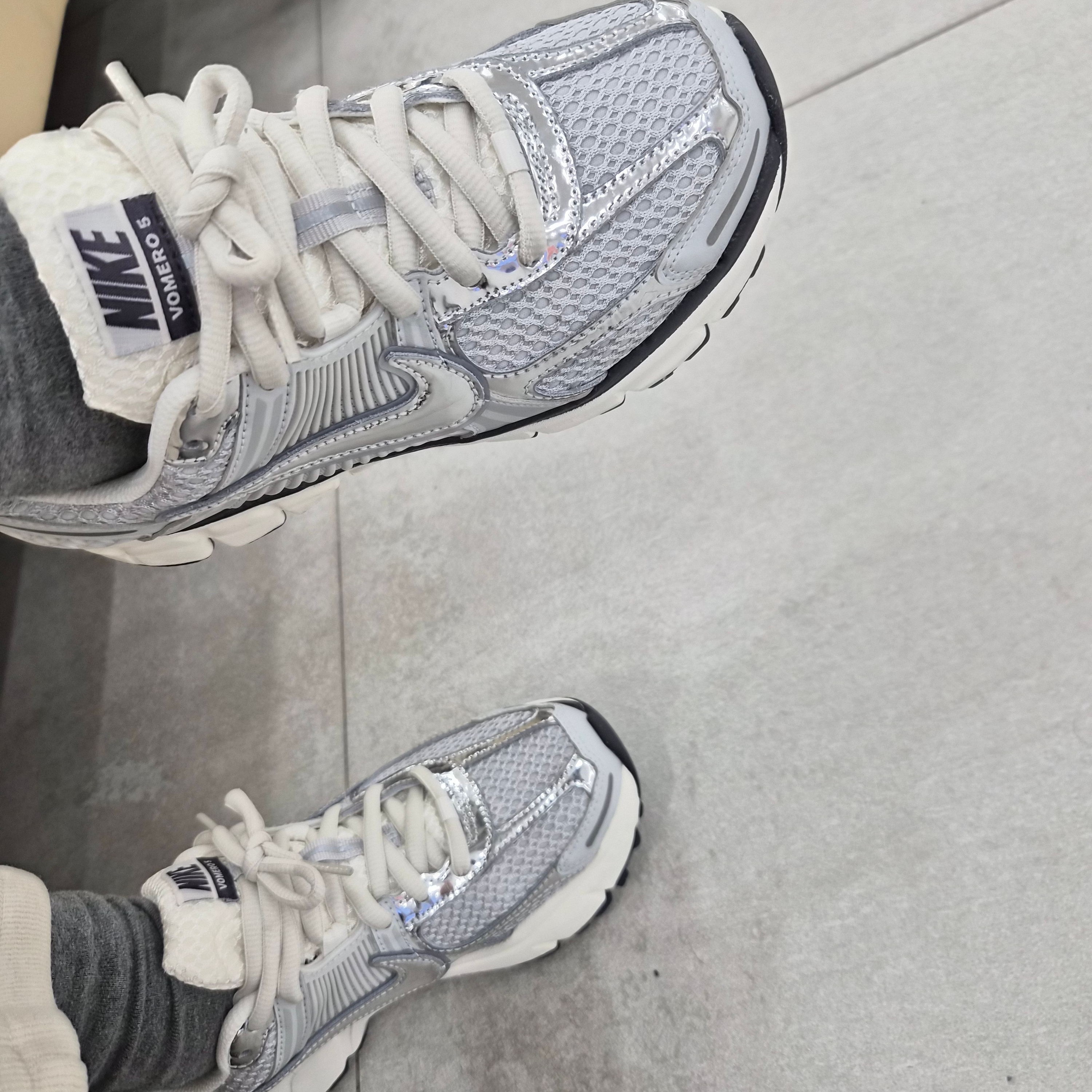 (W) Nike Zoom Vomero 5 Photon Dust and Metallic Silver 착용 스타일 - 2