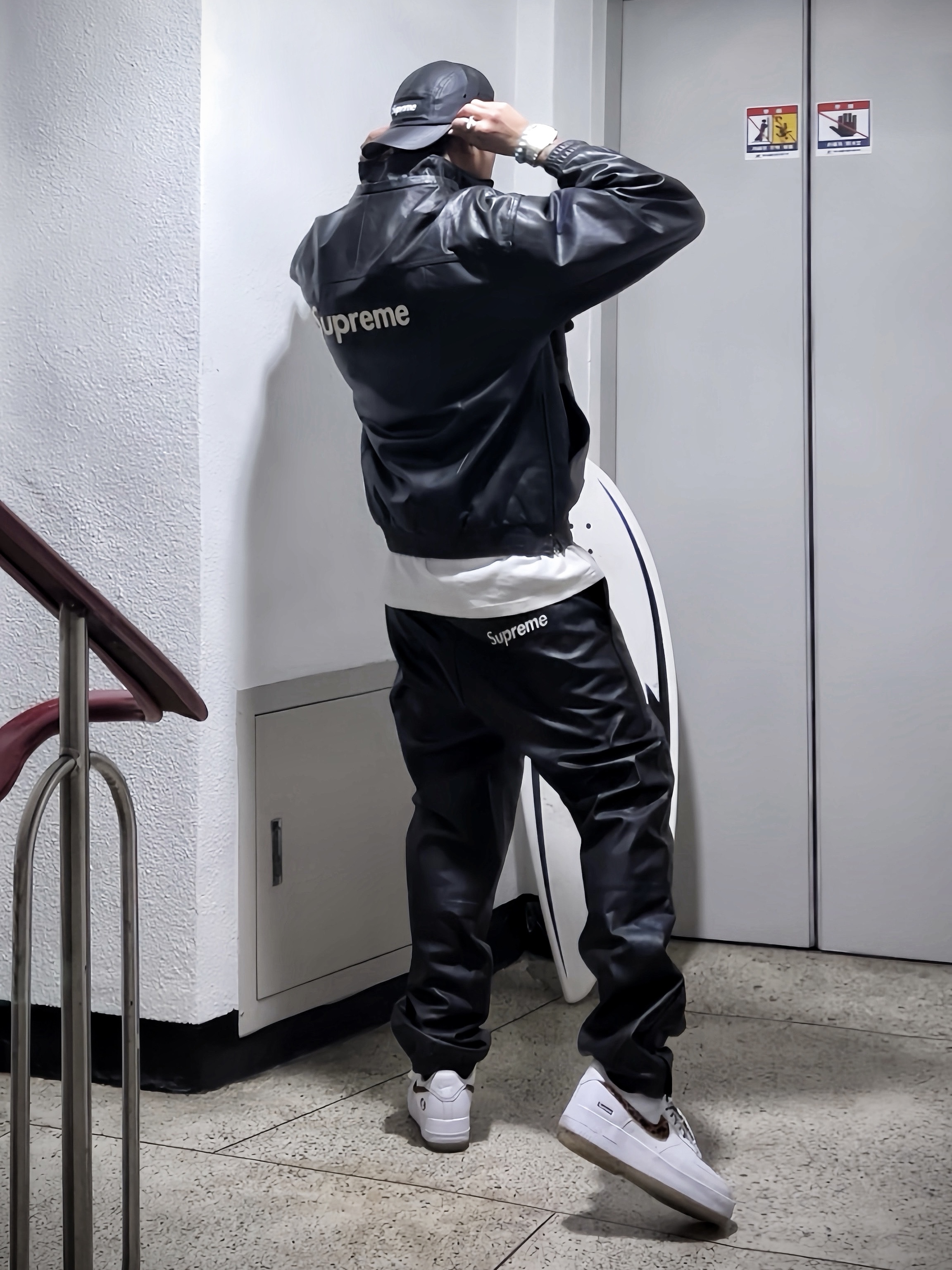Supreme Leather Camp Cap Black - 21SS, Supreme x Nike Leather Anorak Black - 19FW 착용 스타일 - 1