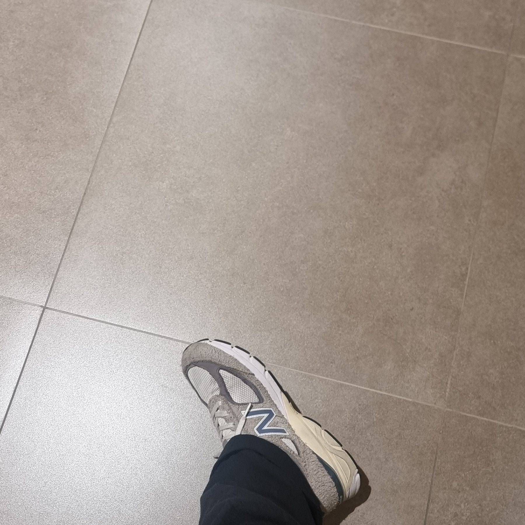 New Balance 990v4 Made in USA Gray Suede 착용 스타일