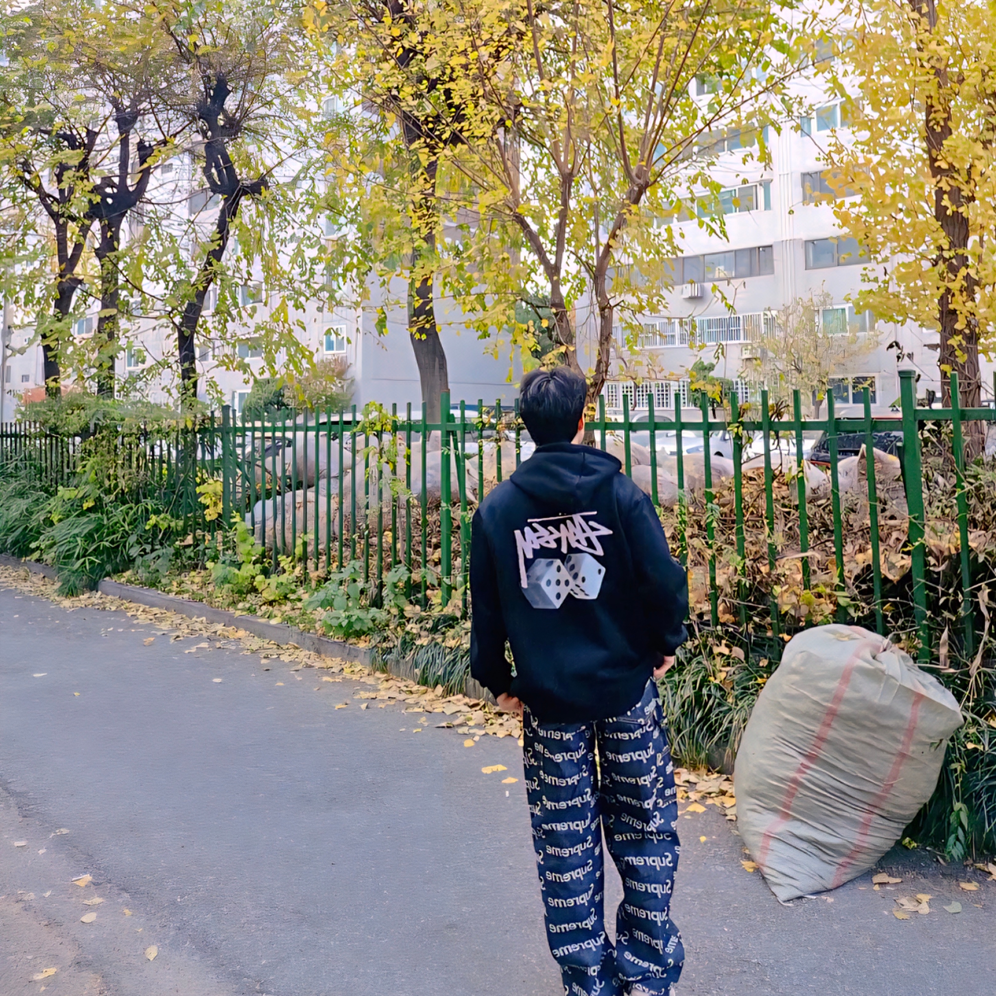 Supreme Jacquard Logos Double Knee Denim Painter Jean Rigid Indigo - 25FW, Nike x Ambush Air Force 1 Low SP Phantom 착용 스타일 - 3