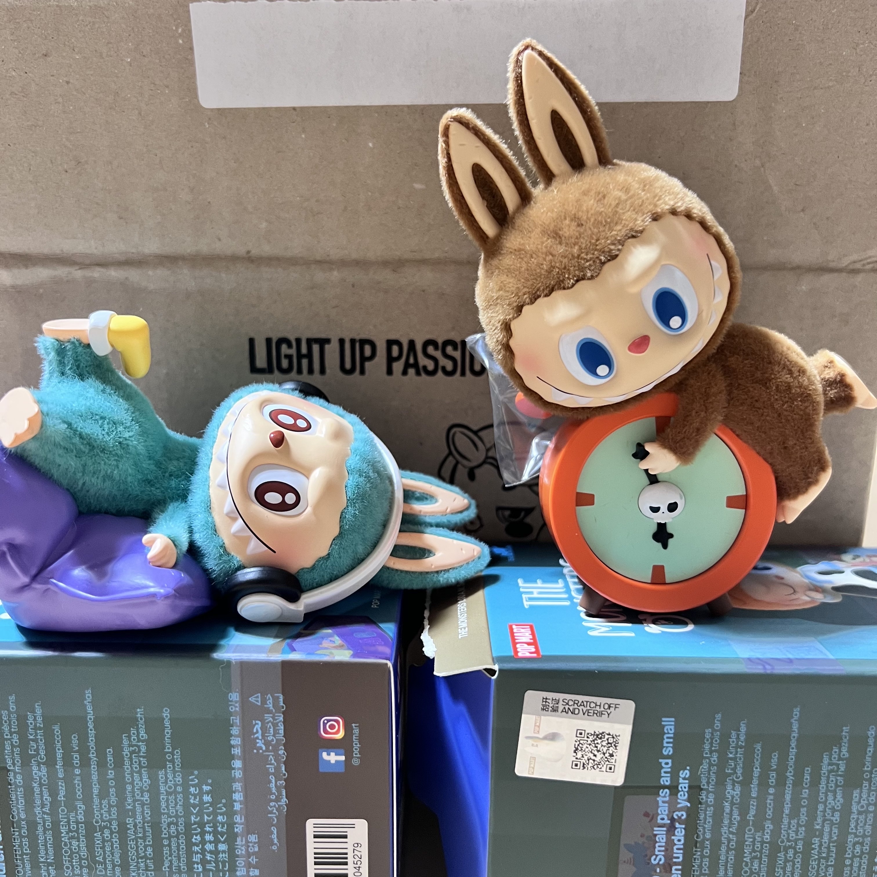 Pop Mart Labubu The Monsters 1:00 A.M. Series Figures Stop The Time (Opened Case), Pop Mart Labubu The Monsters 1:00 A.M. Series Figures Music Time (Opened Case) 착용 스타일