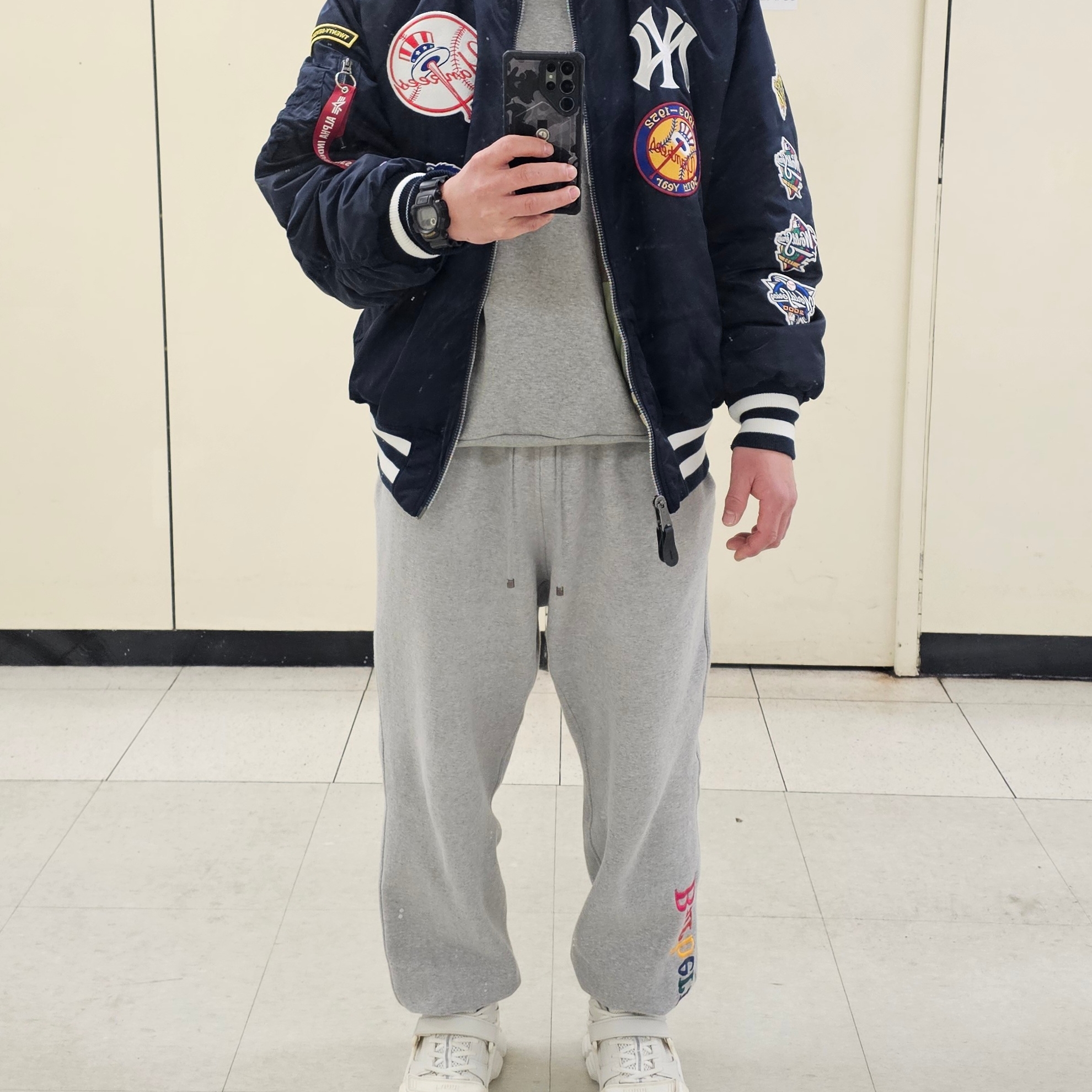 New Era x Alpha Industries x MLB New York Yankees MA-1 Bomber Jacket Replica Blue 착용 스타일