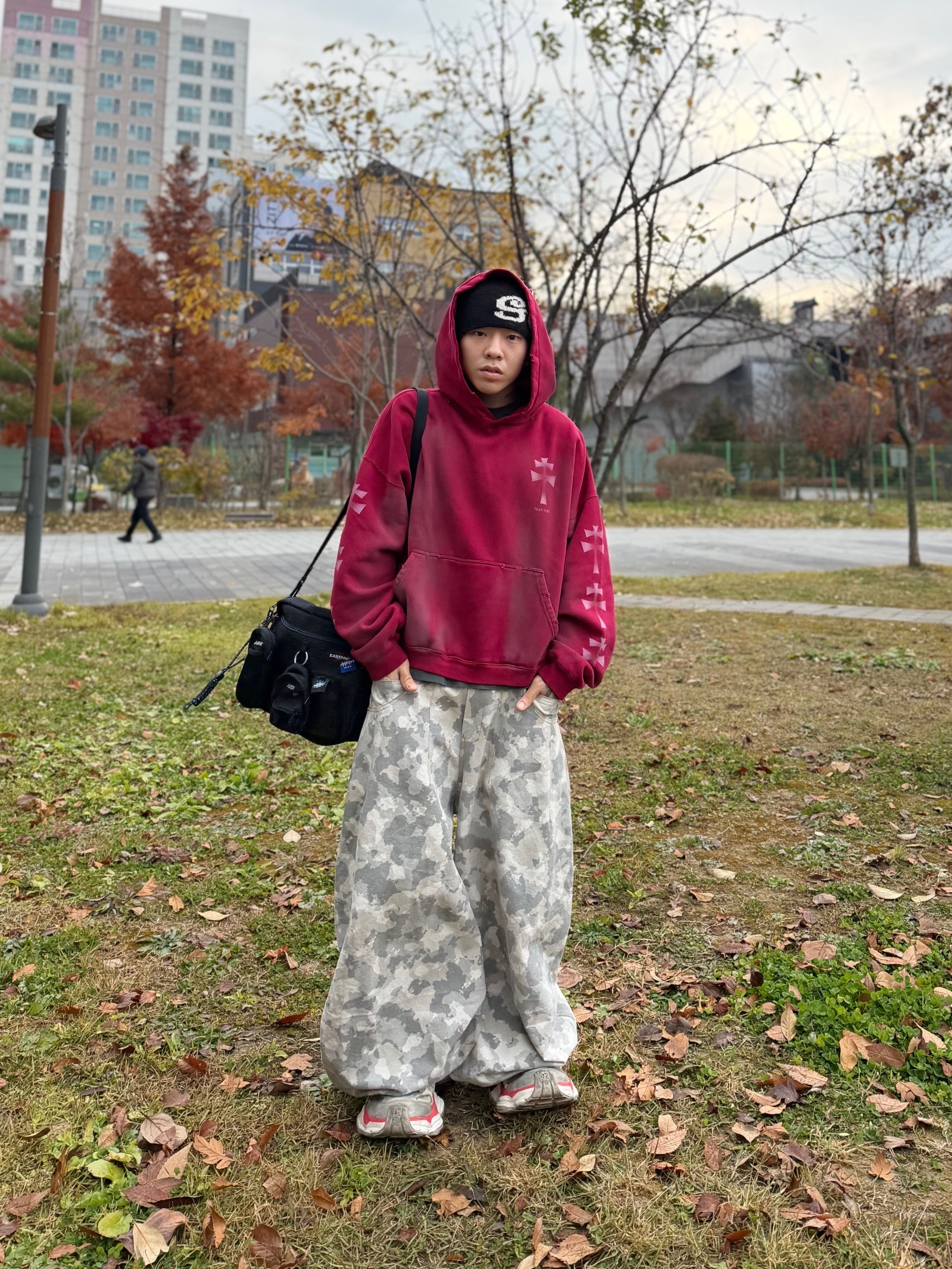 Undermycar POC USA Flag Bonded Sweat Hoodie Gray, Balenciaga Cargo Sneakers Beige Grey Red 착용 스타일 - 1