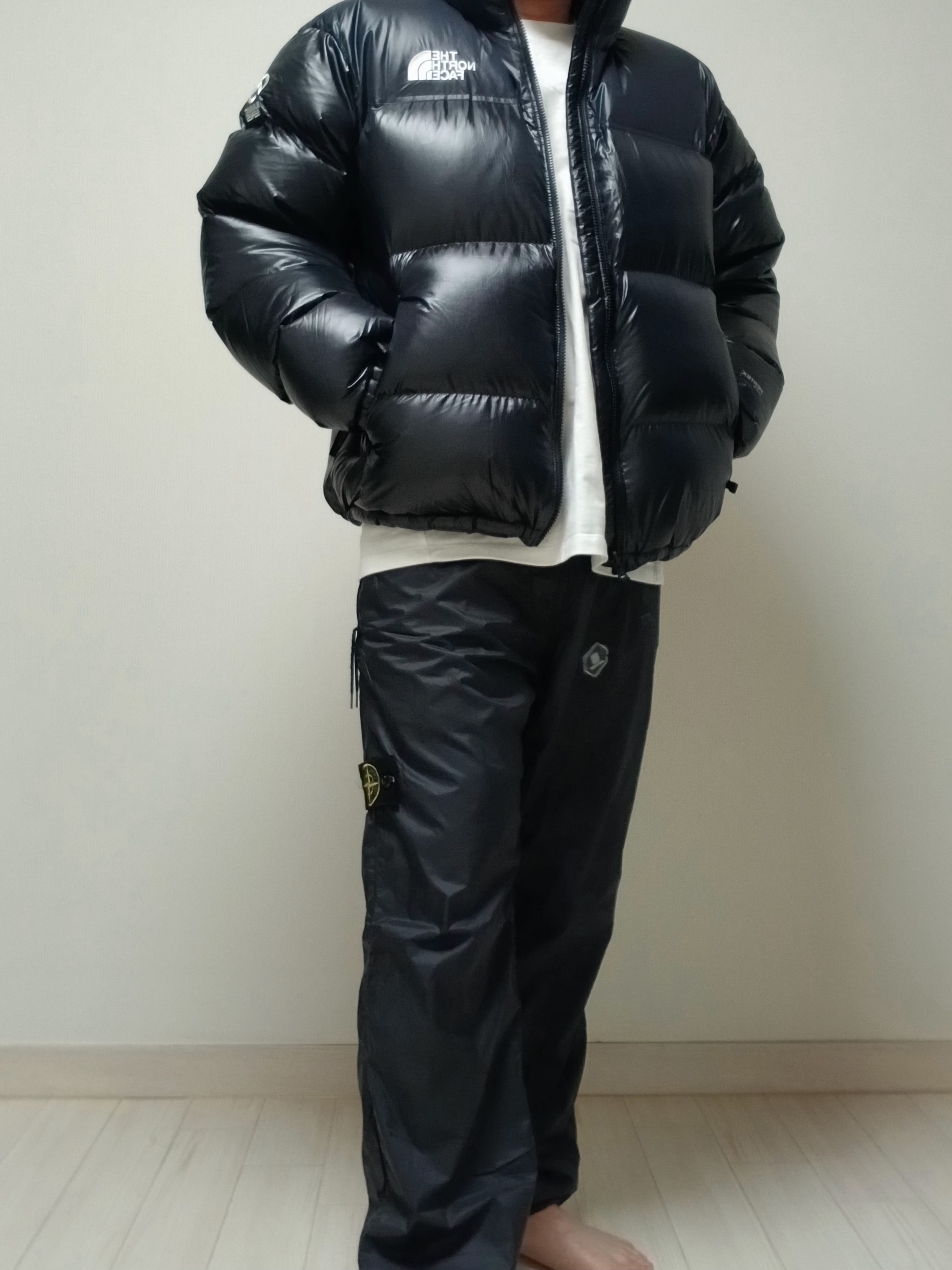 Supreme Small Box LS T-Shirt White - 24SS, The North Face Quantum Nuptse RDS Jacket Black 착용 스타일 - 2