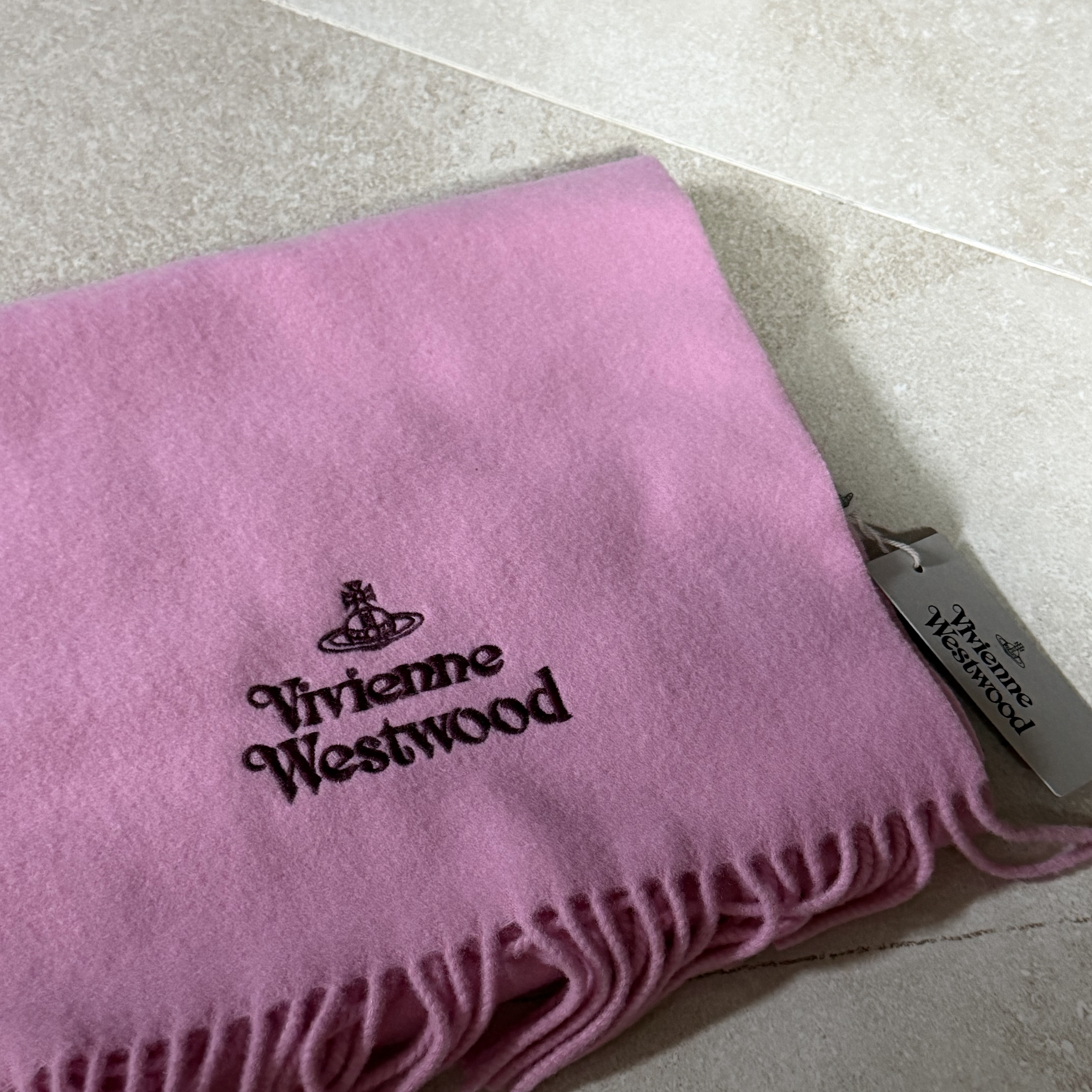 Vivienne Westwood Embroidered Logo Muffler Pink 착용 스타일
