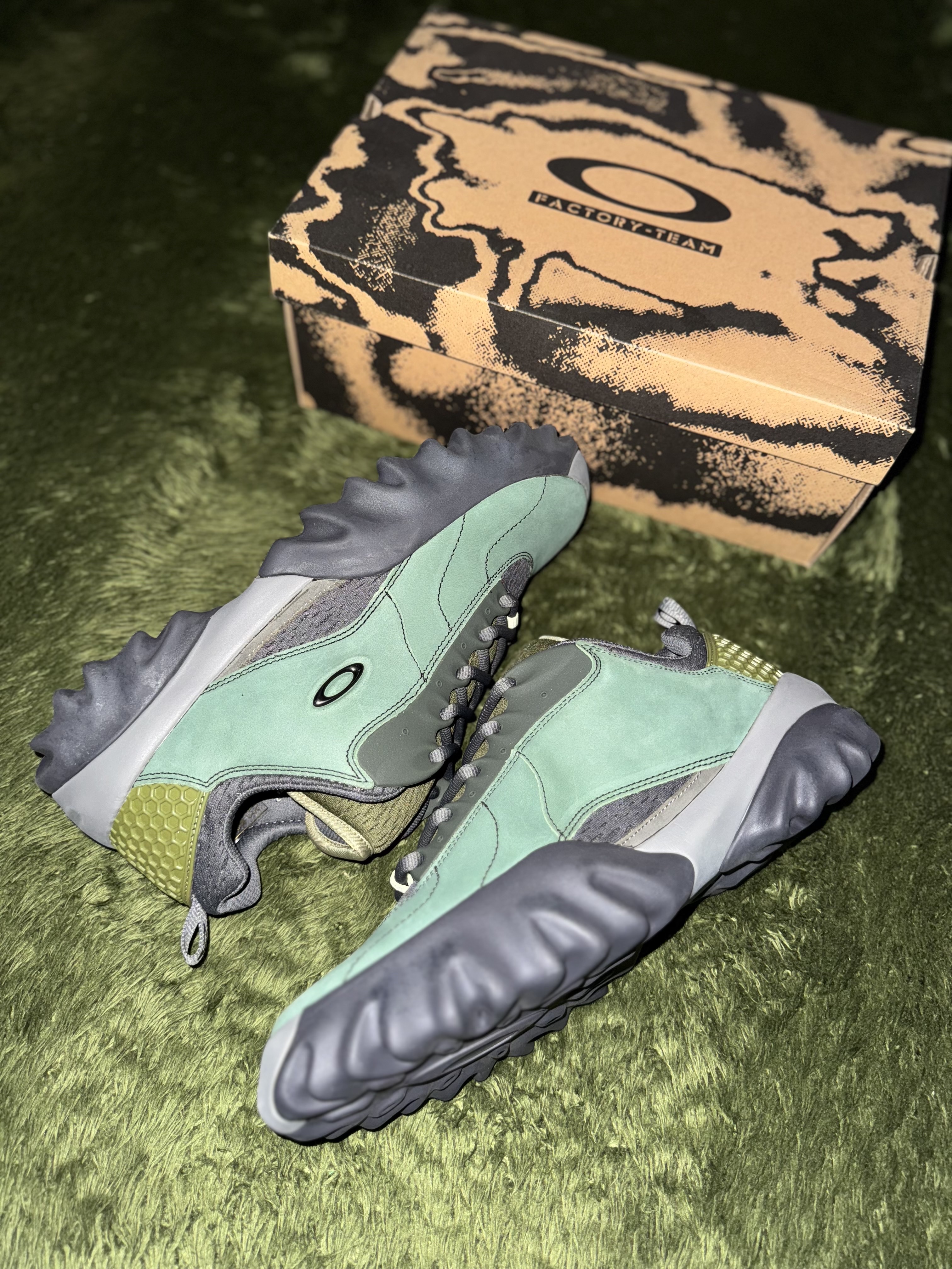 Oakley Factory Team x Brain Dead Chop Saw Duck Green Thunderstorm 착용 스타일 - 4