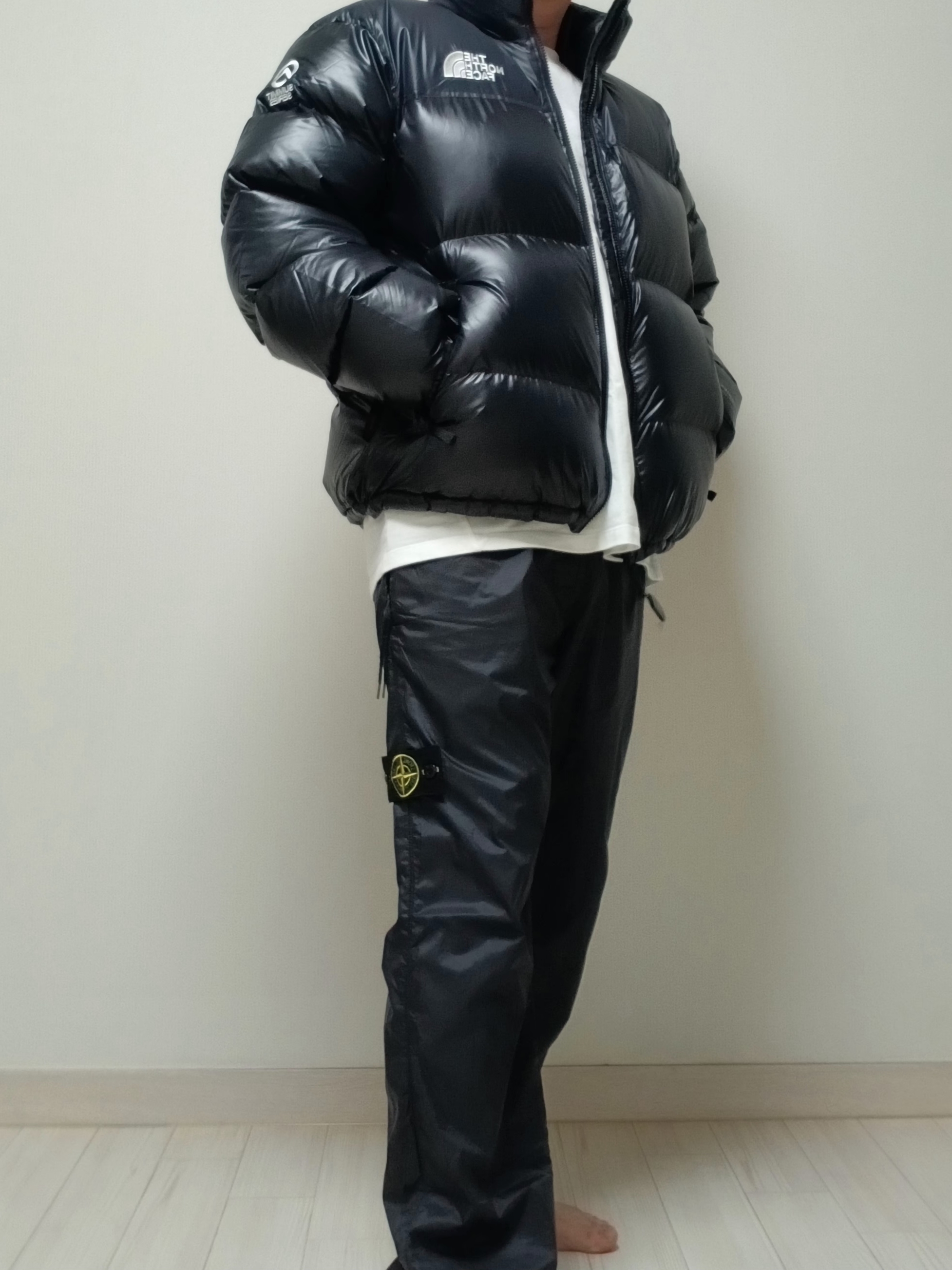 Supreme Small Box LS T-Shirt White - 24SS, The North Face Quantum Nuptse RDS Jacket Black 착용 스타일 - 1