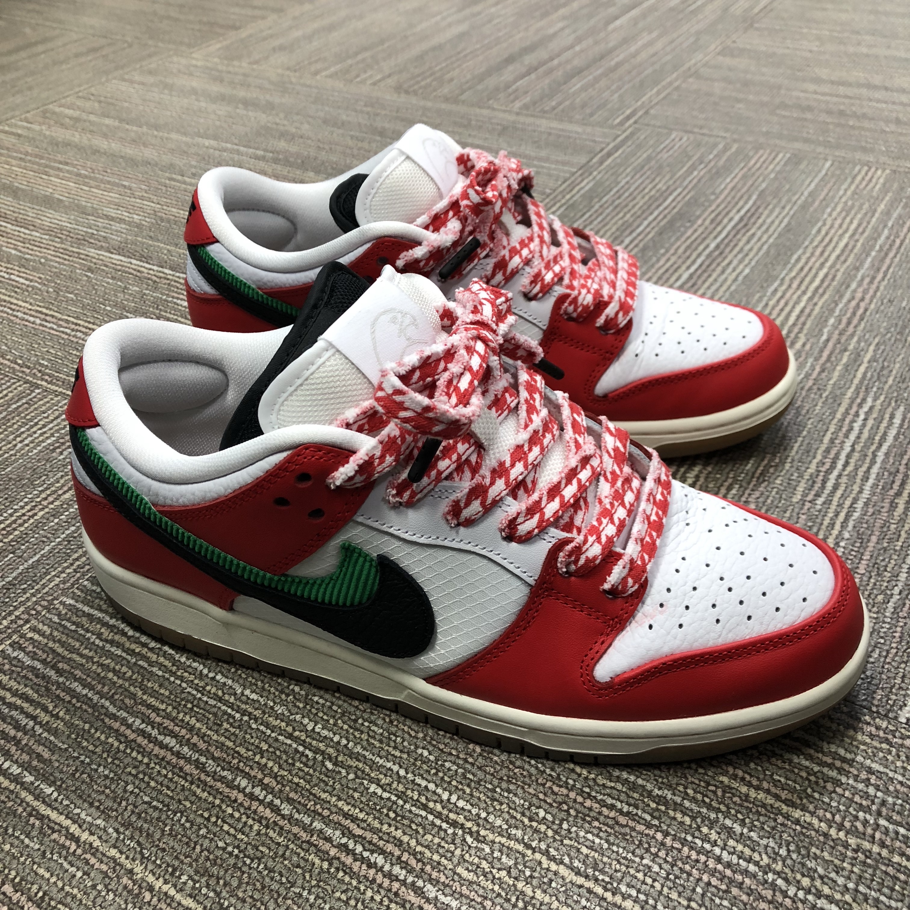 Nike x Frame Skate SB Dunk Low Pro Habibi 착용 스타일