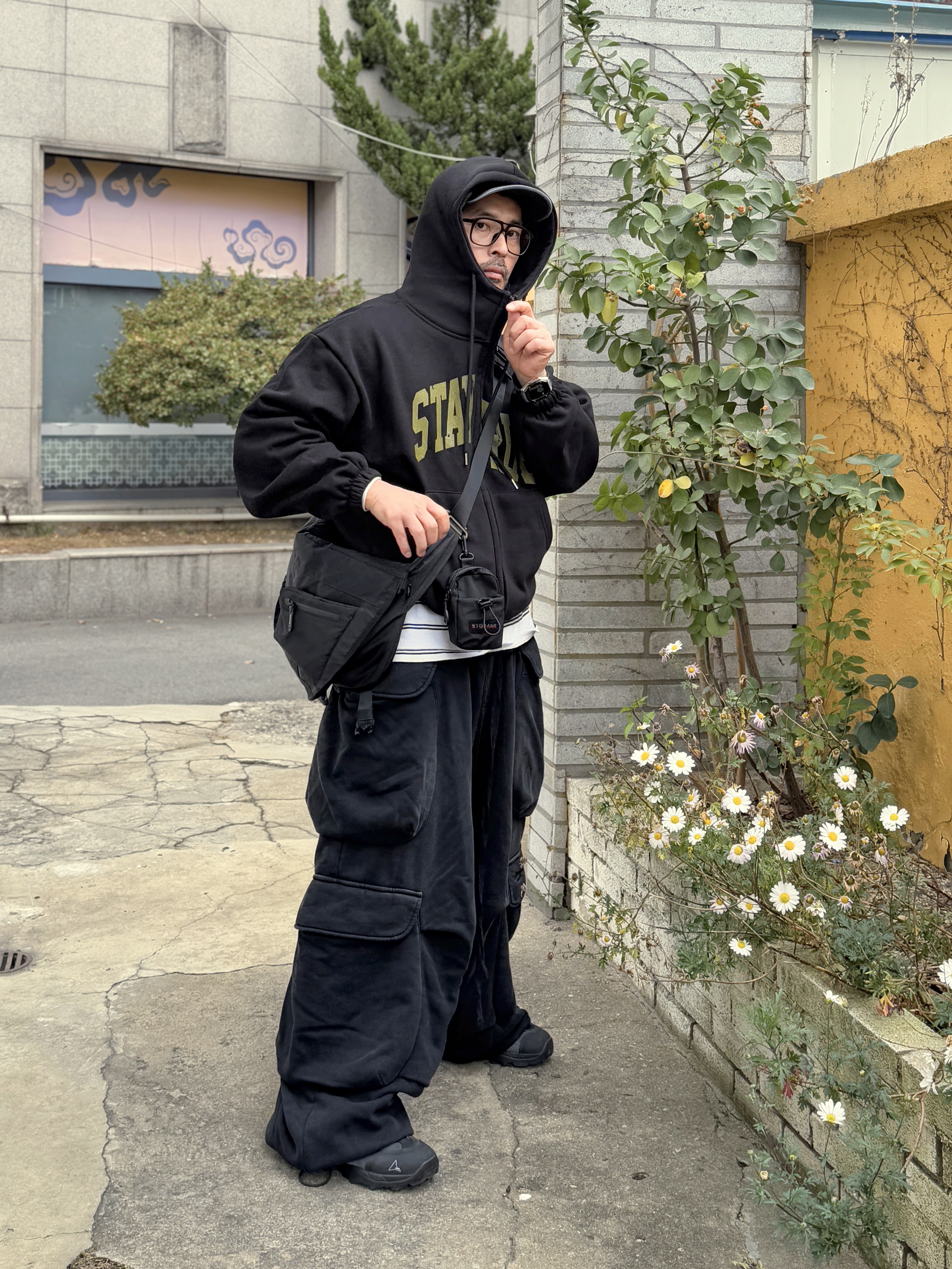 Undermycar x Umbro Messenger Bag Black, Roa Hiking Minaar Black 착용 스타일 - 2