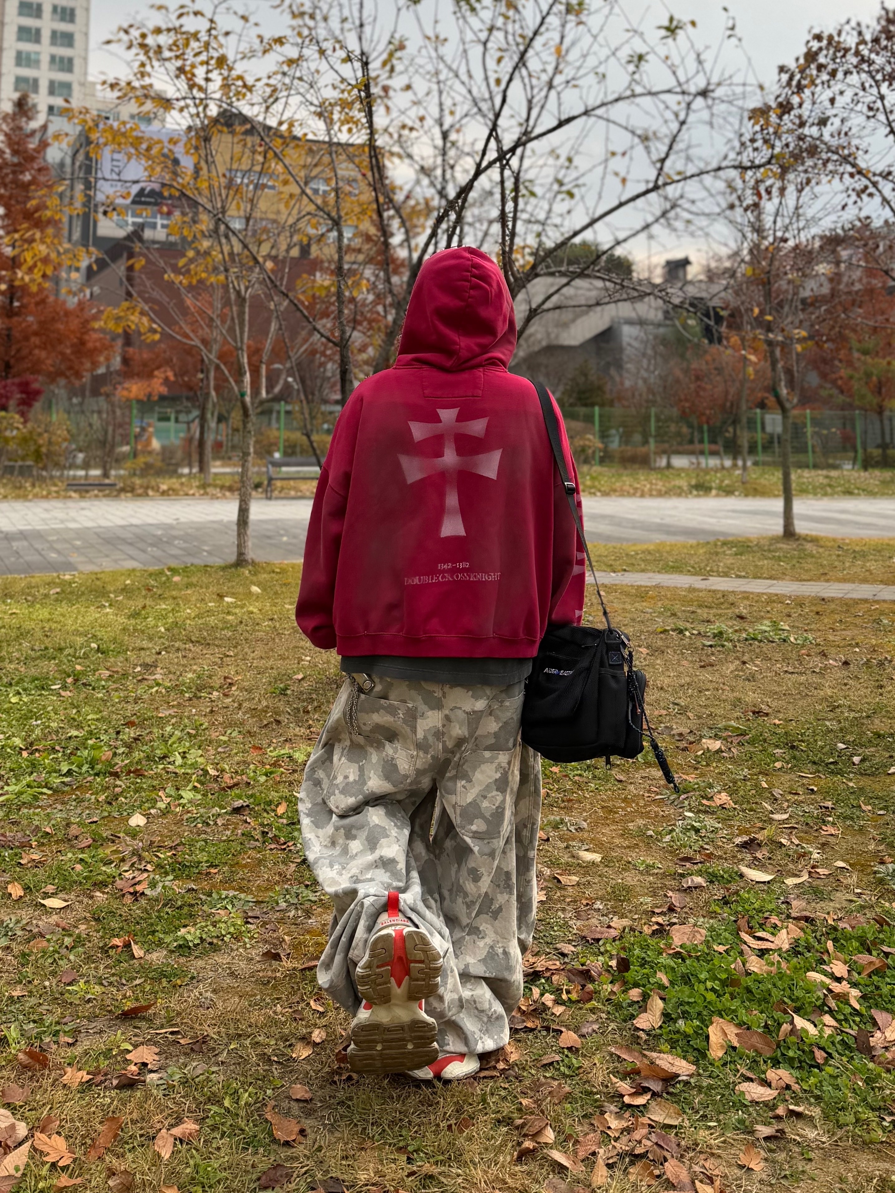 Undermycar POC USA Flag Bonded Sweat Hoodie Gray, Balenciaga Cargo Sneakers Beige Grey Red 착용 스타일 - 5