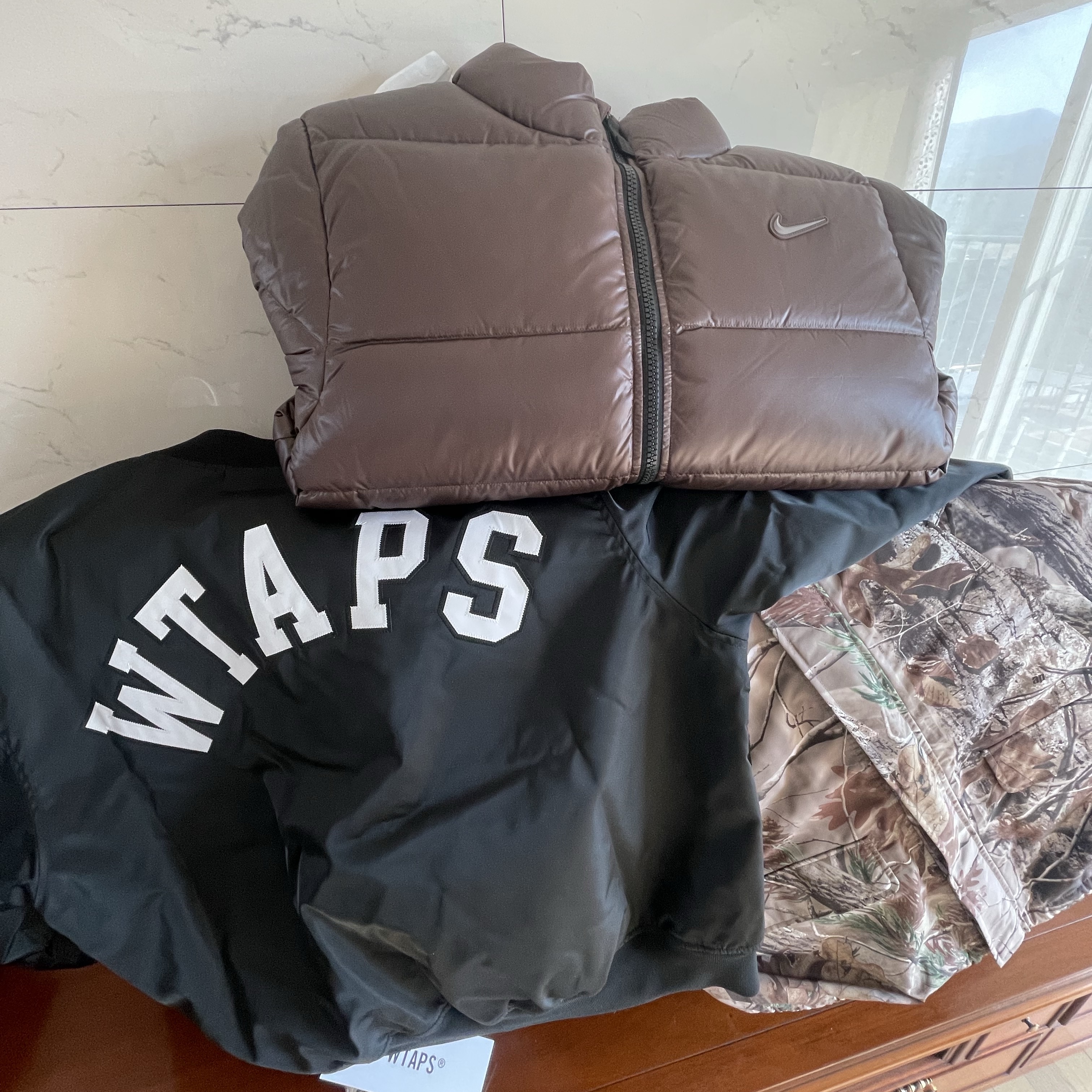 Nike x Drake Nocta Sunset Puffer Jacket Baroque Brown Olive Grey - Asia, Supreme 2-In-1 Gore-Tex Parka + Reversible 700-Fill Down Liner Jacket Realtree Ap Camo - 25FW 착용 스타일 - 1