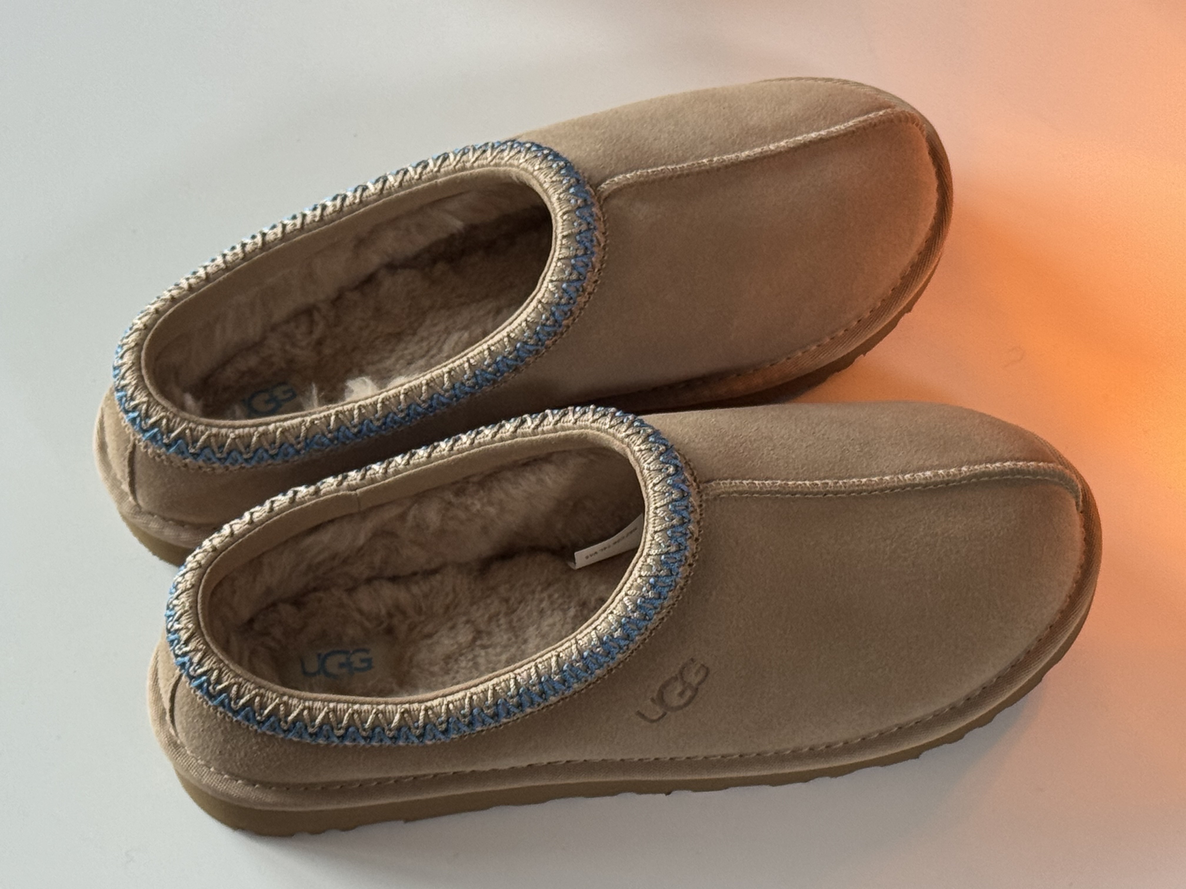 UGG Tasman Slipper Sand Santorini, (W) Alo Yoga Outline Claw Clip Macadamia Black 착용 스타일 - 5