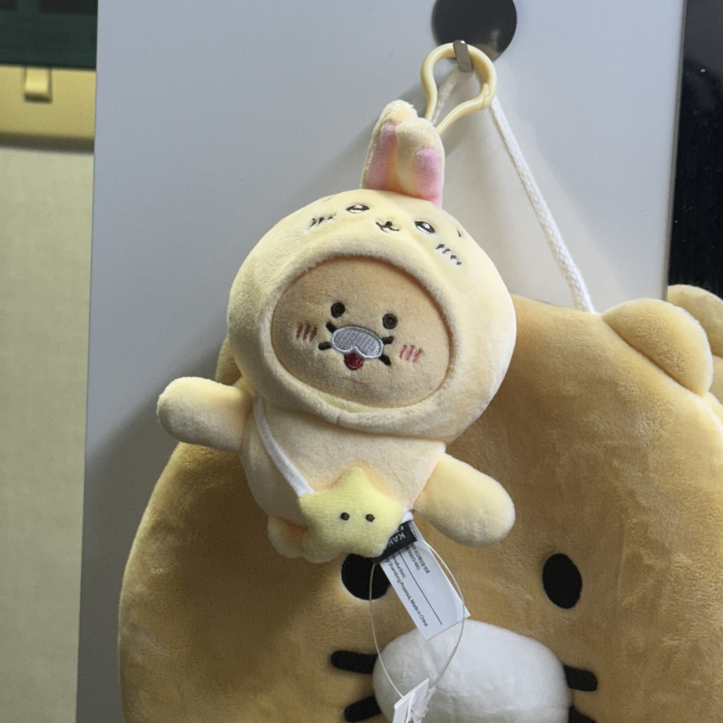Chiikawa Usagi x Kakao Friends Choonsik Plush Keyring 착용 스타일