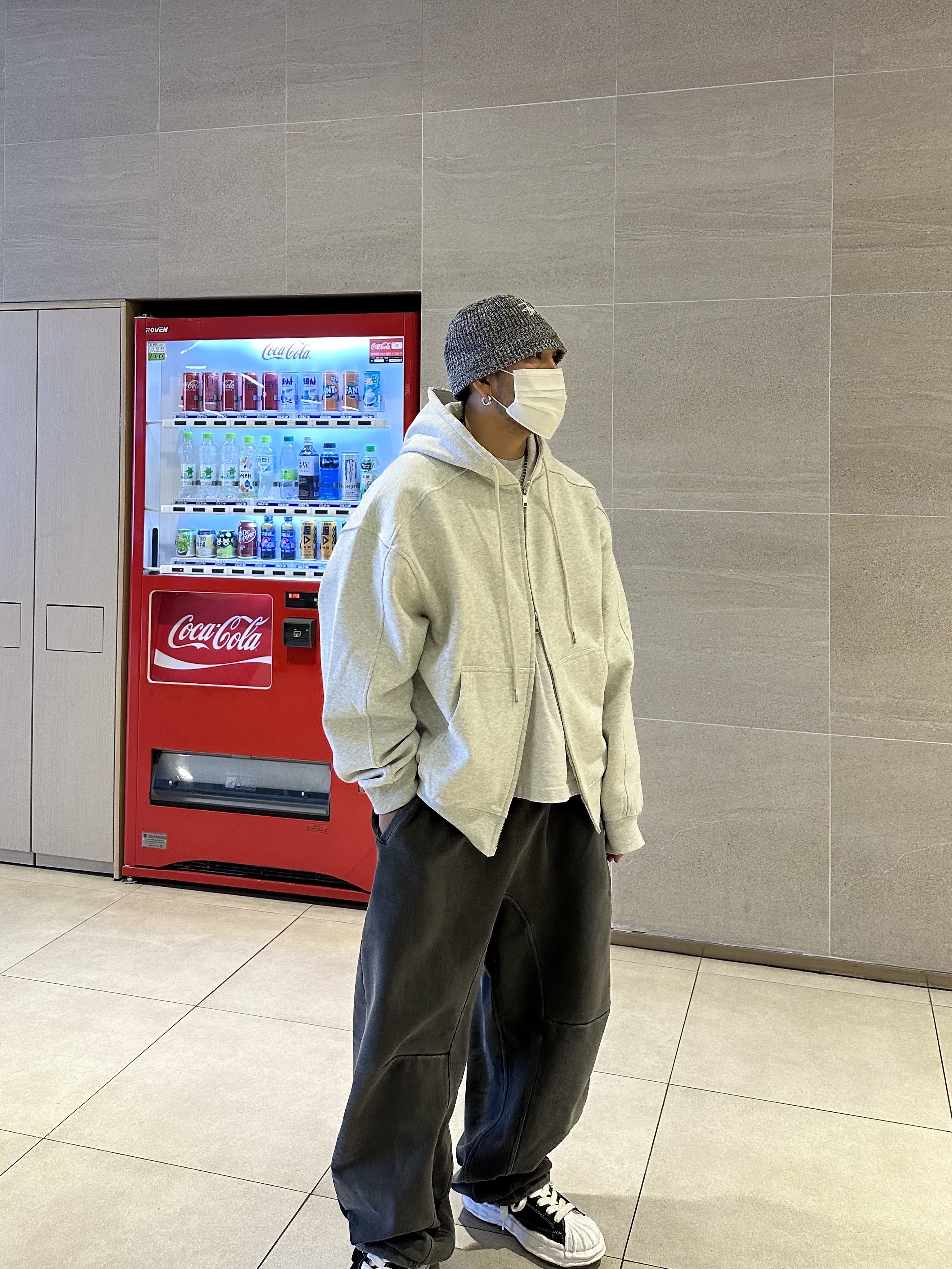 Stussy Mixed Yarn Knit Bucket Hat Black, Maison Mihara Yasuhiro Blakey OG Sole Canvas Low-top Sneakers Black White 착용 스타일 - 1