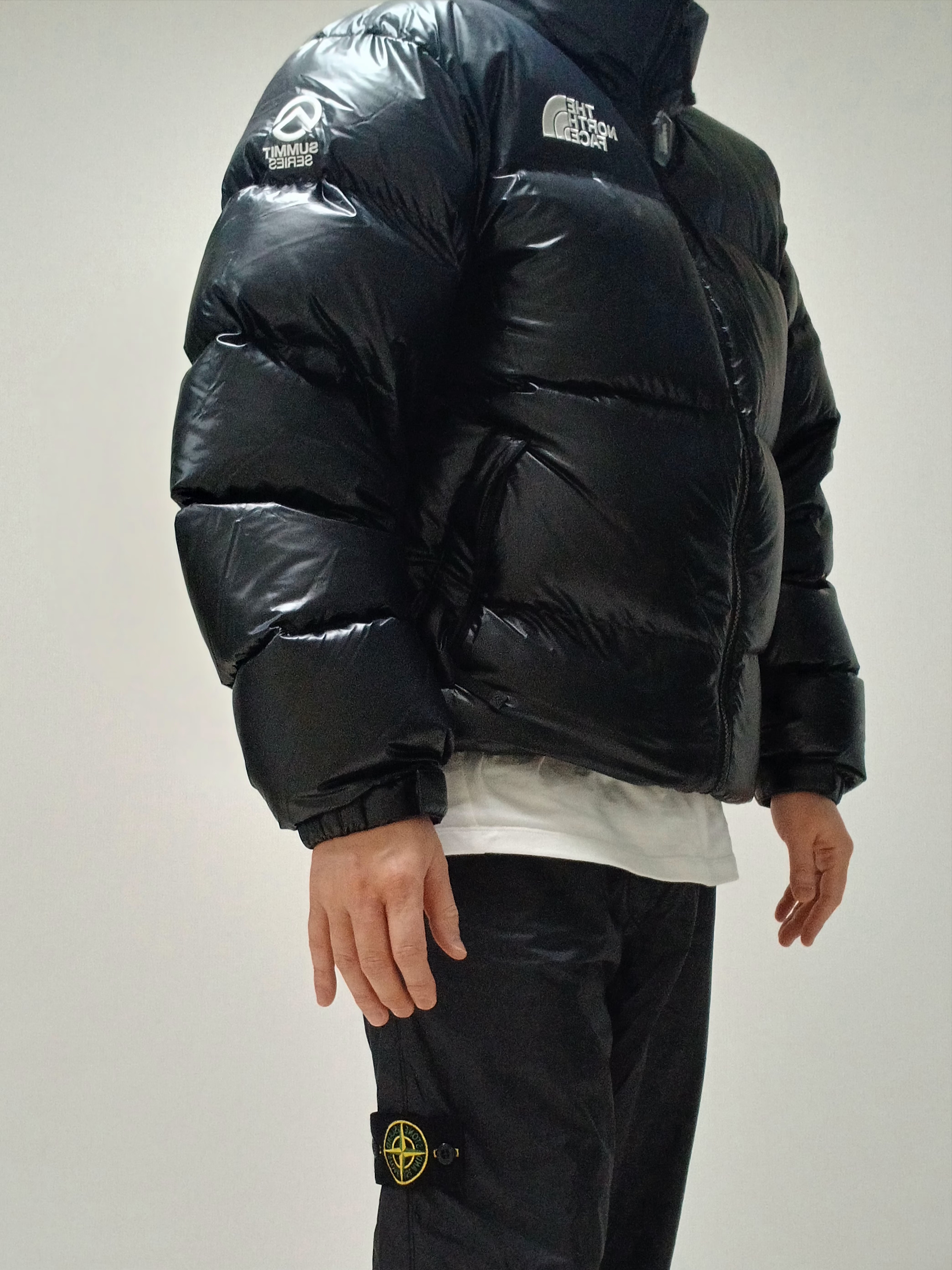 Supreme Small Box LS T-Shirt White - 24SS, The North Face Quantum Nuptse RDS Jacket Black 착용 스타일 - 3