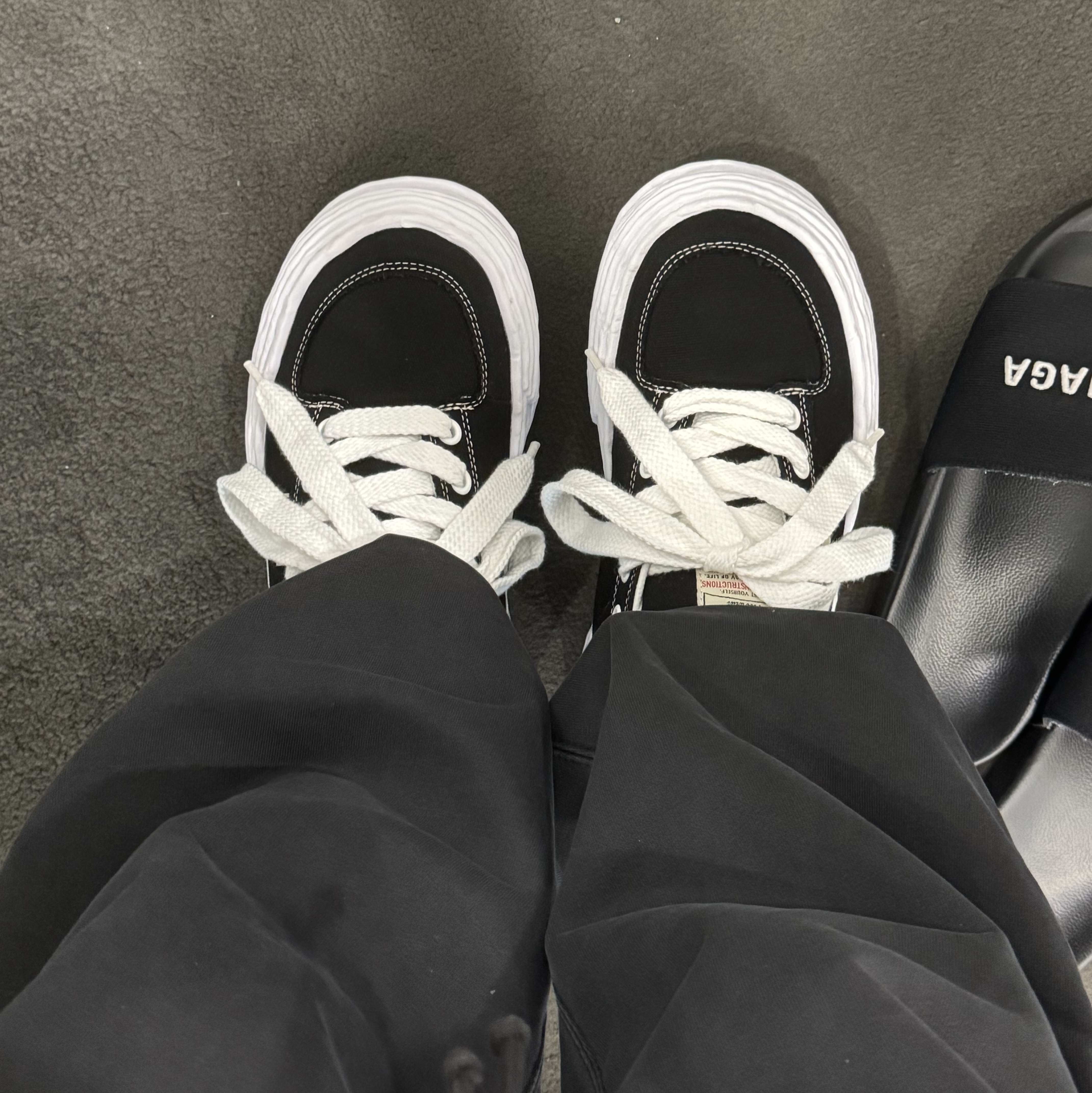 Maison Mihara Yasuhiro Oliver OG Sole Canvas Low-top Sneakers Black 착용 스타일 - 2