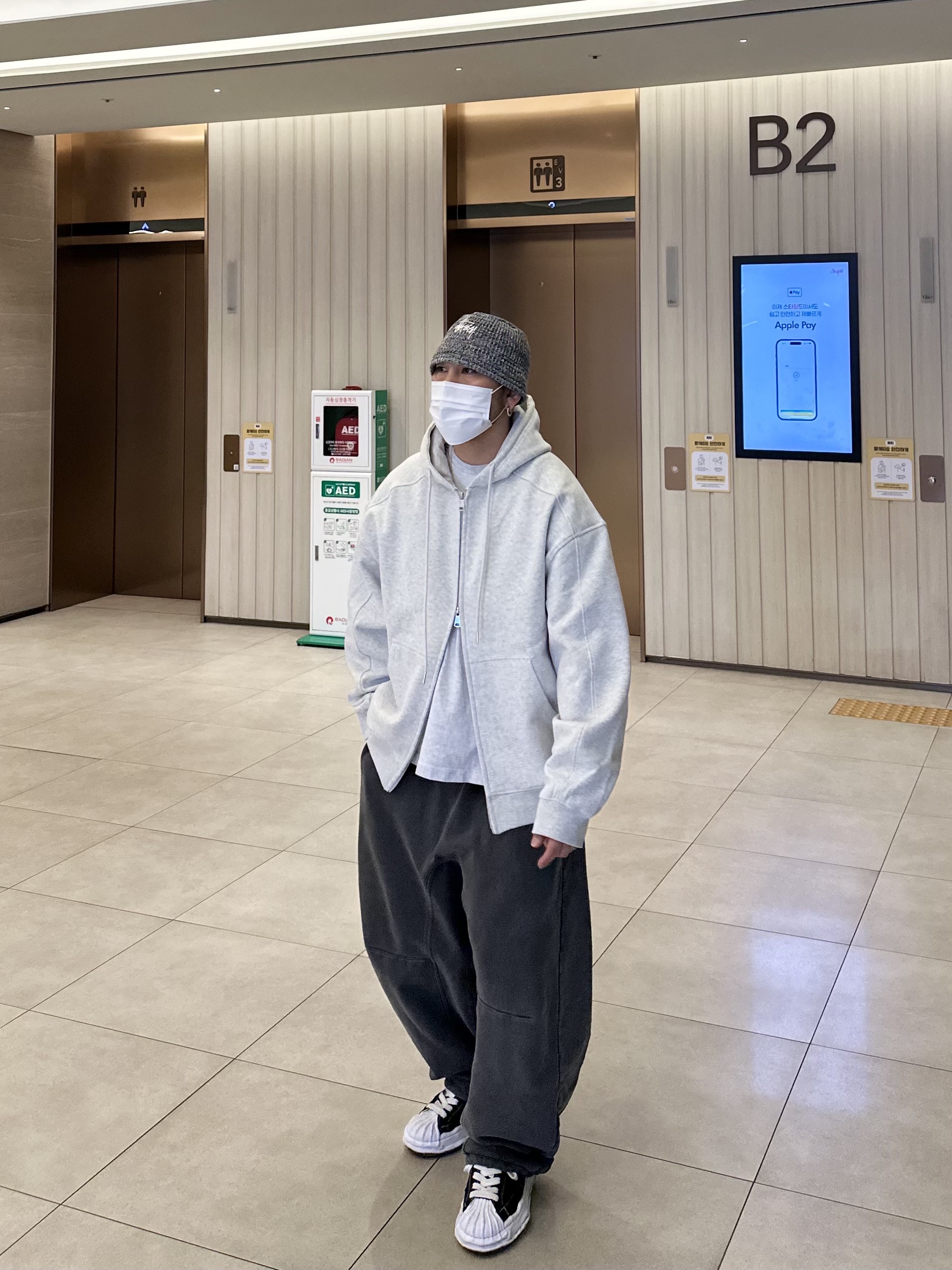 Stussy Mixed Yarn Knit Bucket Hat Black, Maison Mihara Yasuhiro Blakey OG Sole Canvas Low-top Sneakers Black White 착용 스타일 - 3
