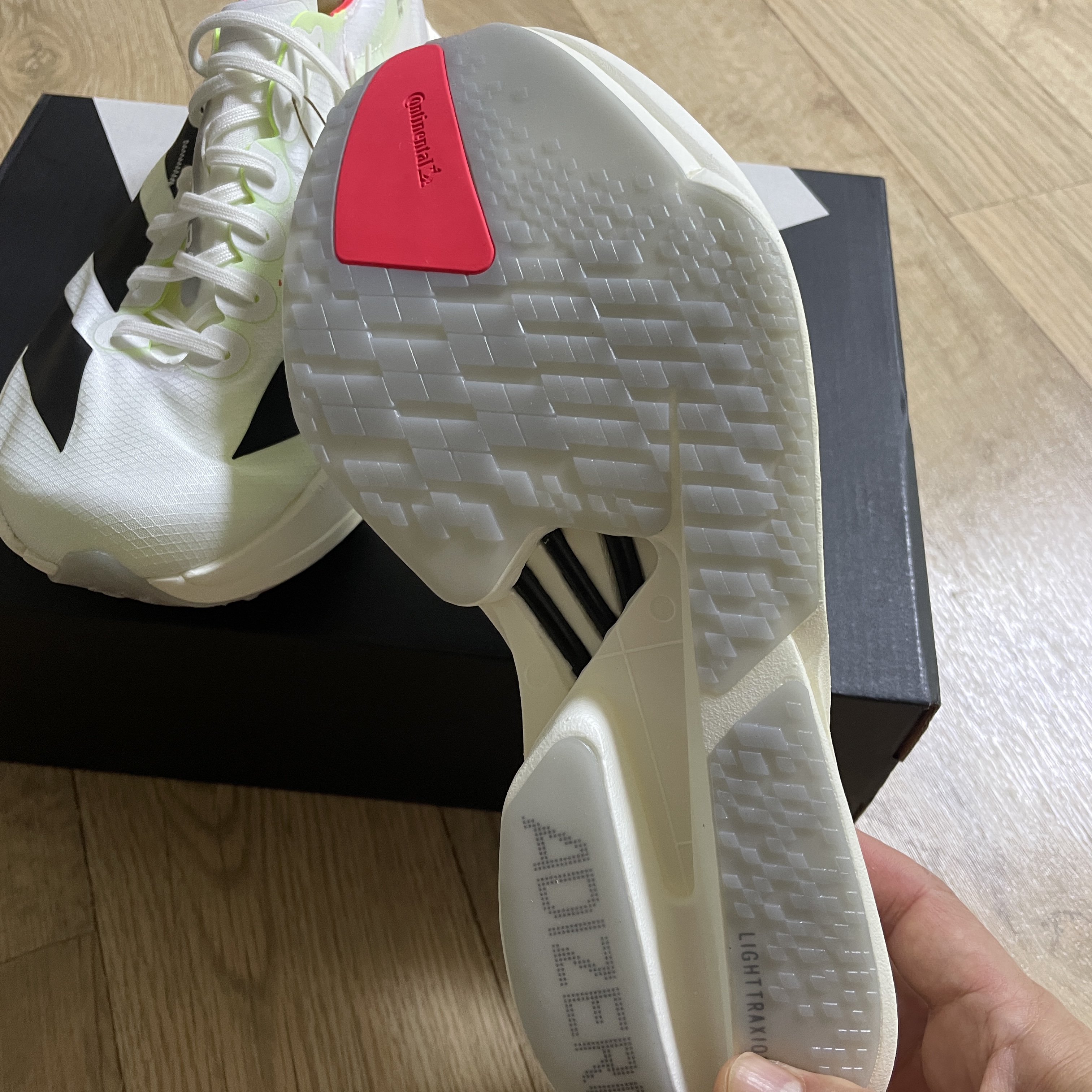 Adidas Adizero Adios Pro 4 Cloud White Core Black 착용 스타일 - 1