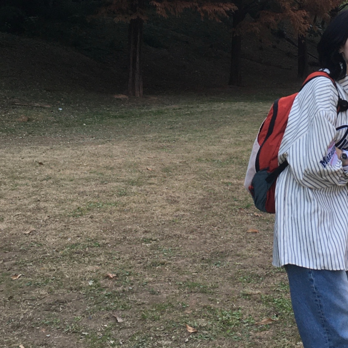 Mischief Rhombus Mesh Backpack Beige Red 착용 스타일
