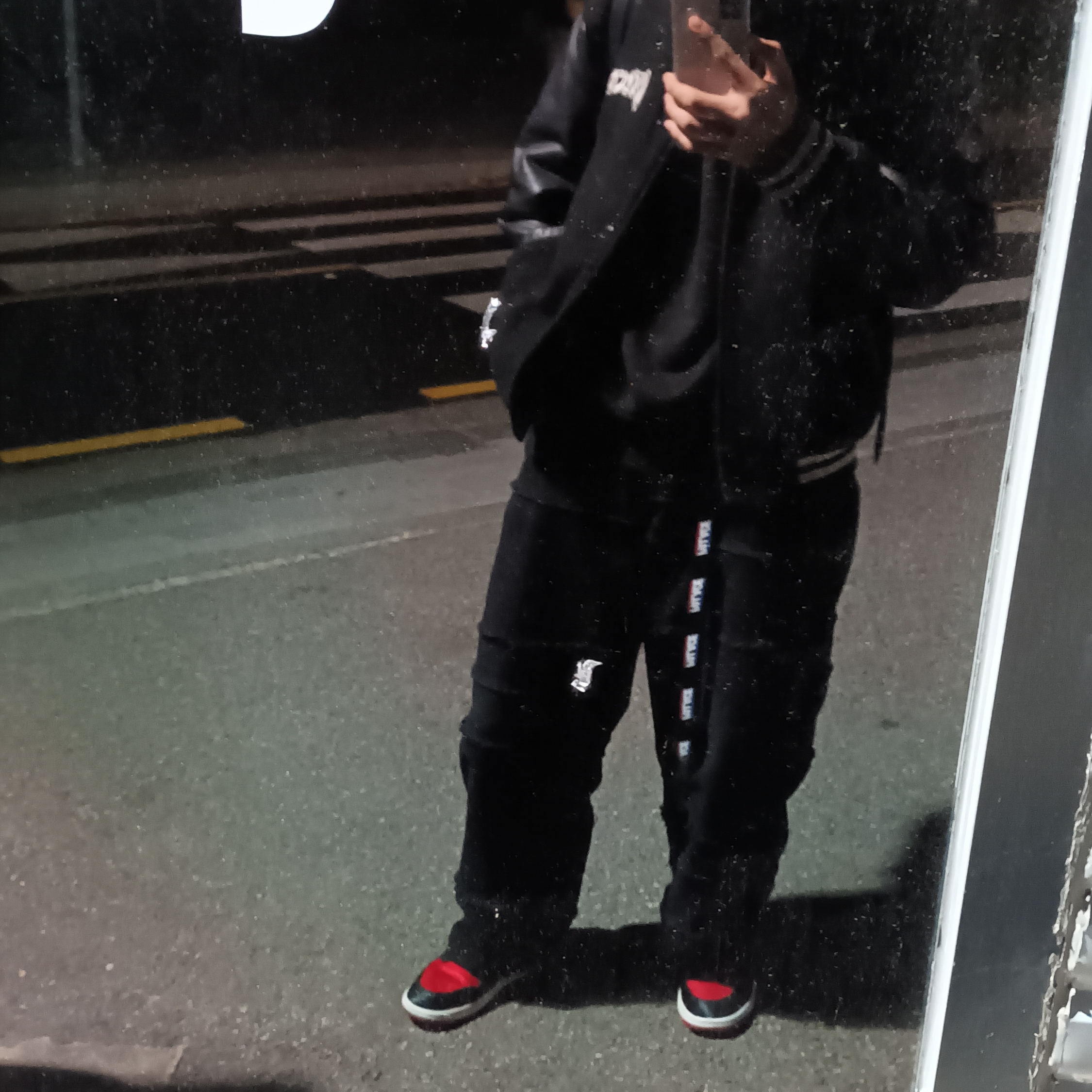NOMANUAL Rough Division Pants Black, (W) Jordan 1 Retro High OG Satin Bred 착용 스타일 - 2