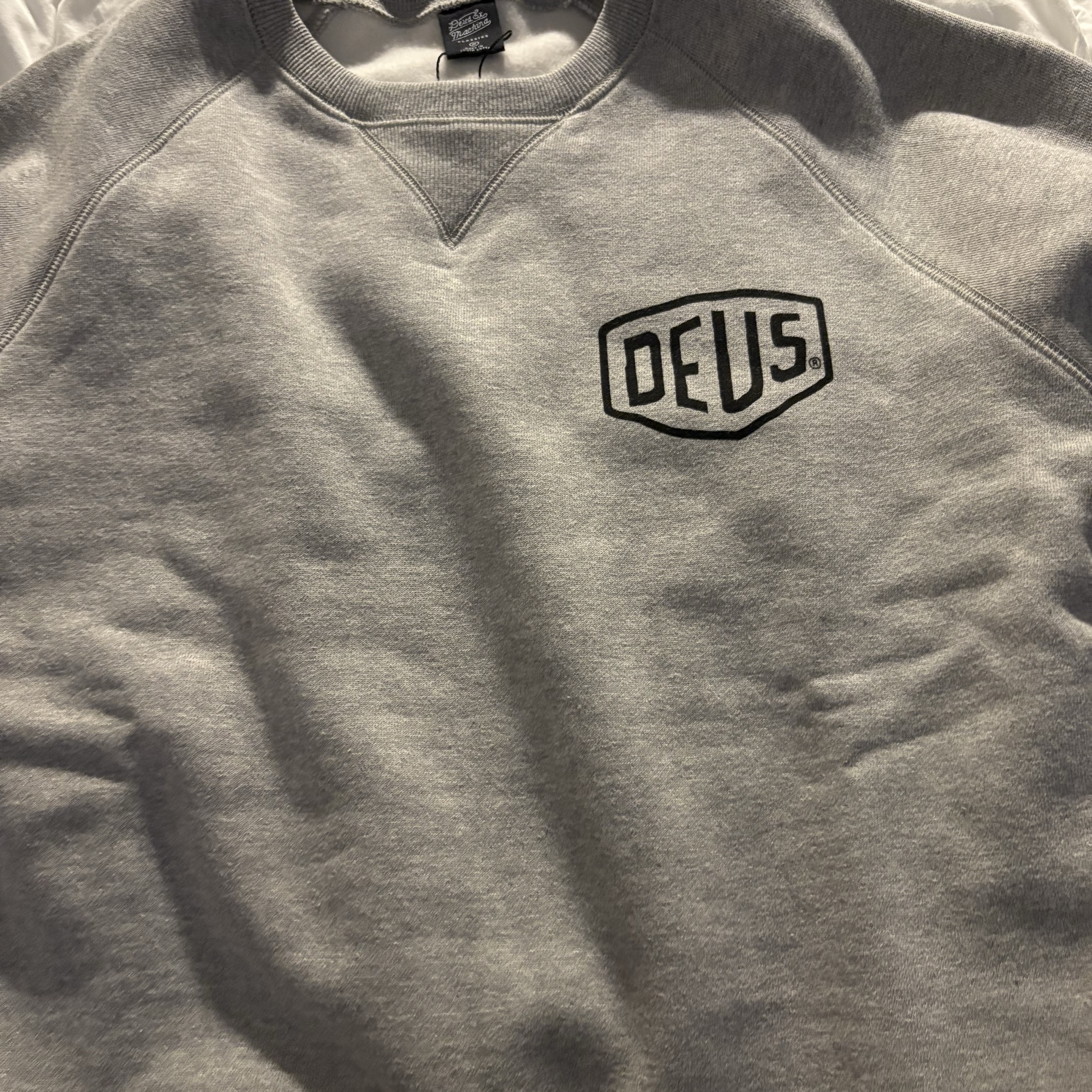 Deus Ex Machina Seoul Address Crew Grey 착용 스타일