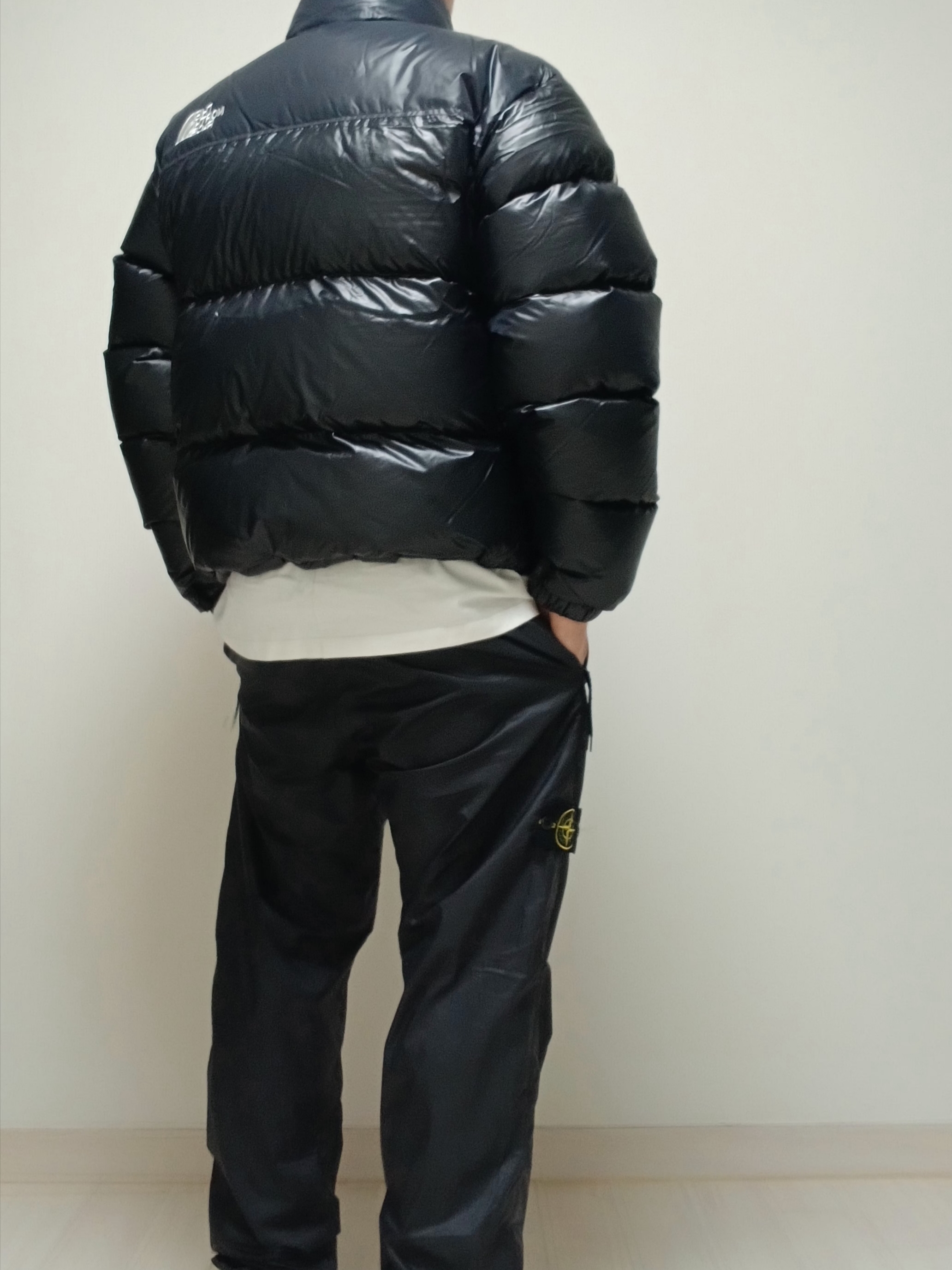 Supreme Small Box LS T-Shirt White - 24SS, The North Face Quantum Nuptse RDS Jacket Black 착용 스타일 - 9