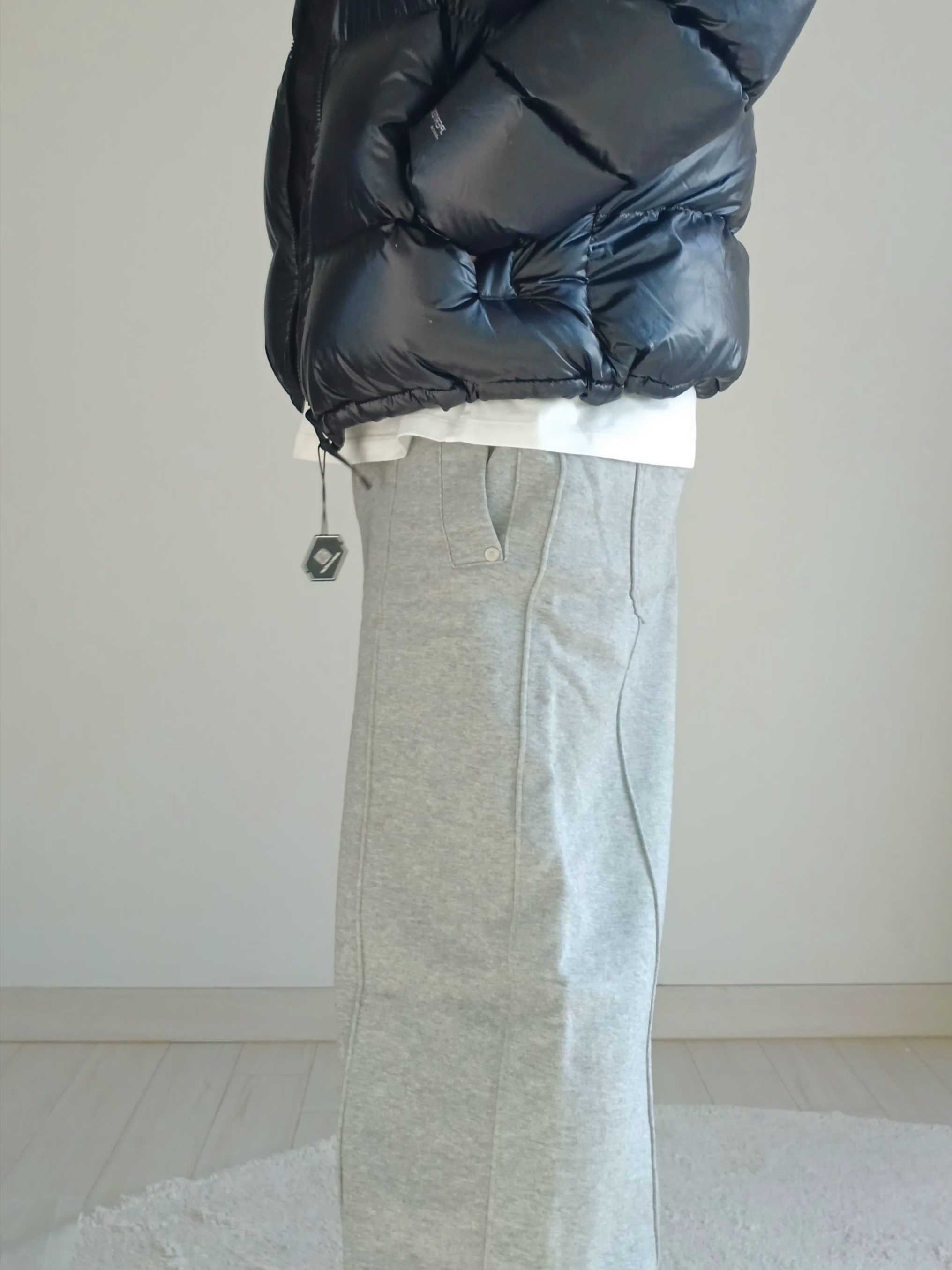 Supreme Small Box LS T-Shirt White - 24SS, SATUR Teo Cotton Banding Sweatpants Melange Gray 착용 스타일 - 5