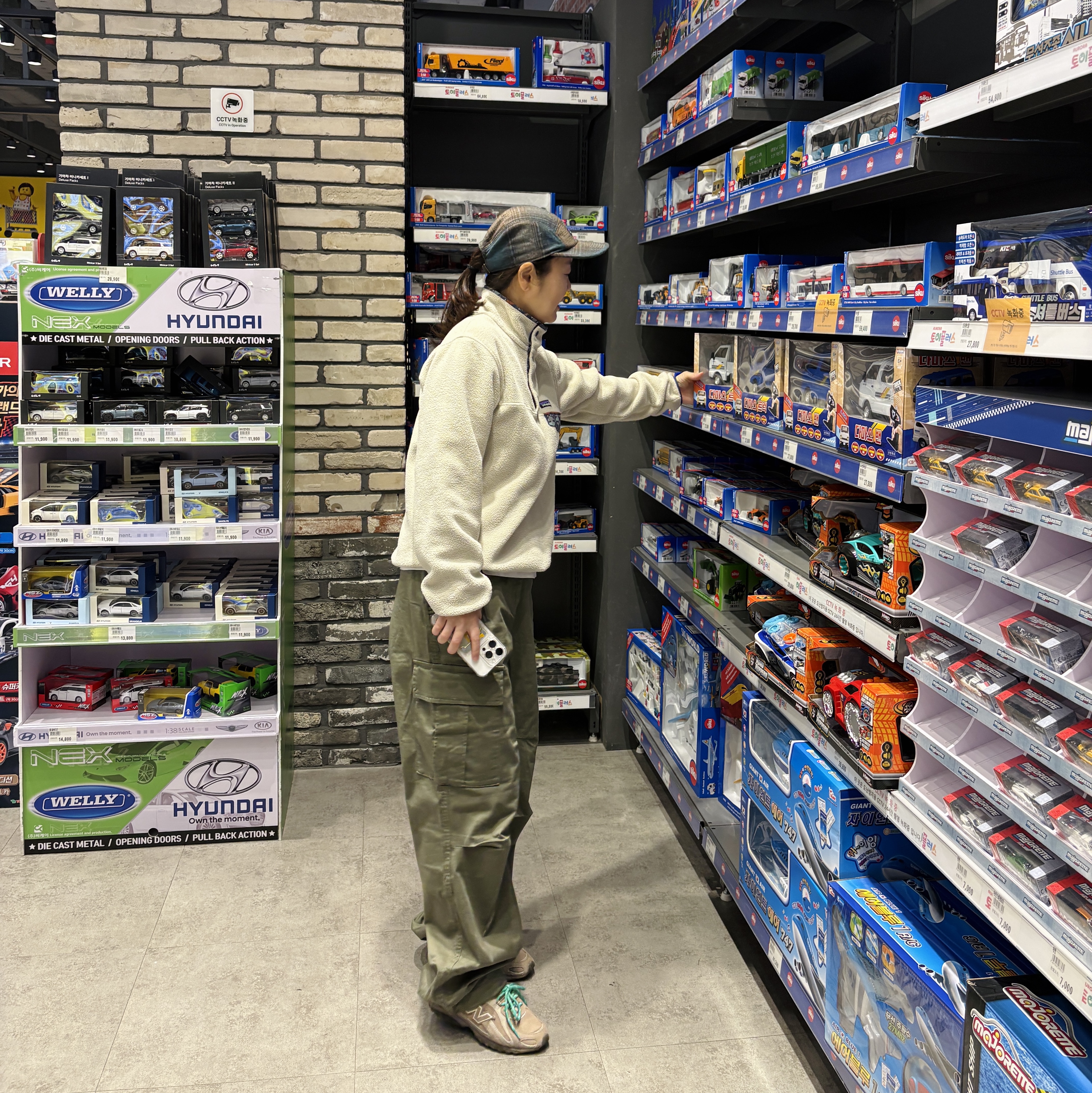 (W) Patagonia Lightweight Synchilla Snap-T Fleece Pullover Oatmeal Heather Shine Yellow, New Balance 204L Suede Mushroom Arid Stone 착용 스타일 - 1