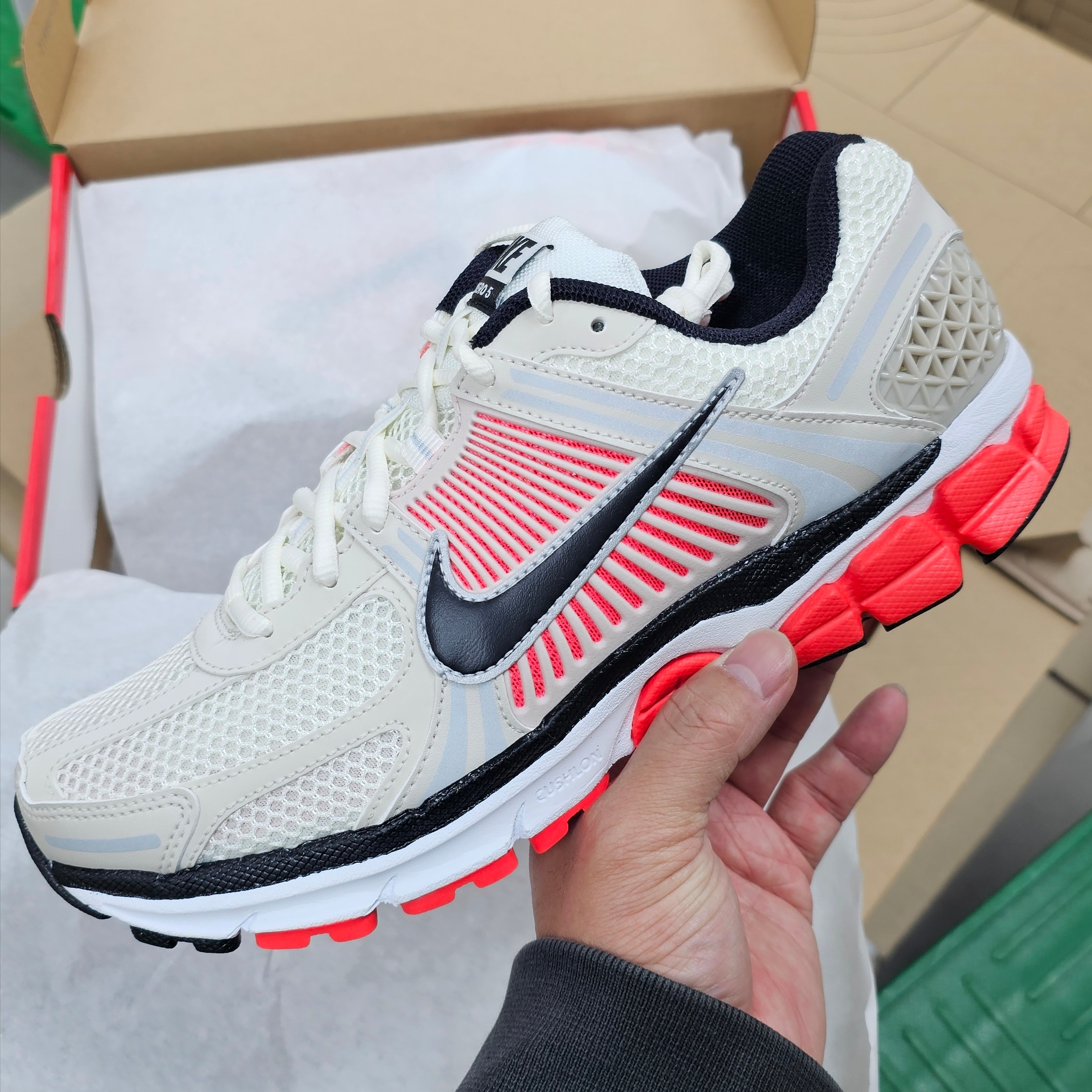 Nike Zoom Vomero 5 Light Orewood Brown Bright Crimson 착용 스타일