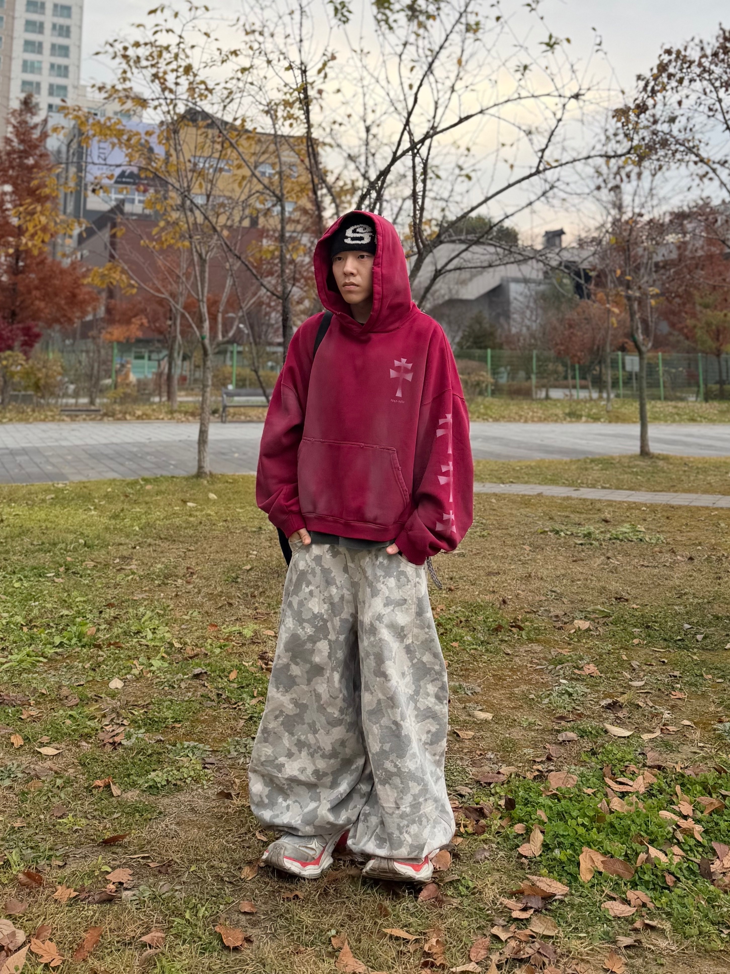 Undermycar POC USA Flag Bonded Sweat Hoodie Gray, Balenciaga Cargo Sneakers Beige Grey Red 착용 스타일 - 3