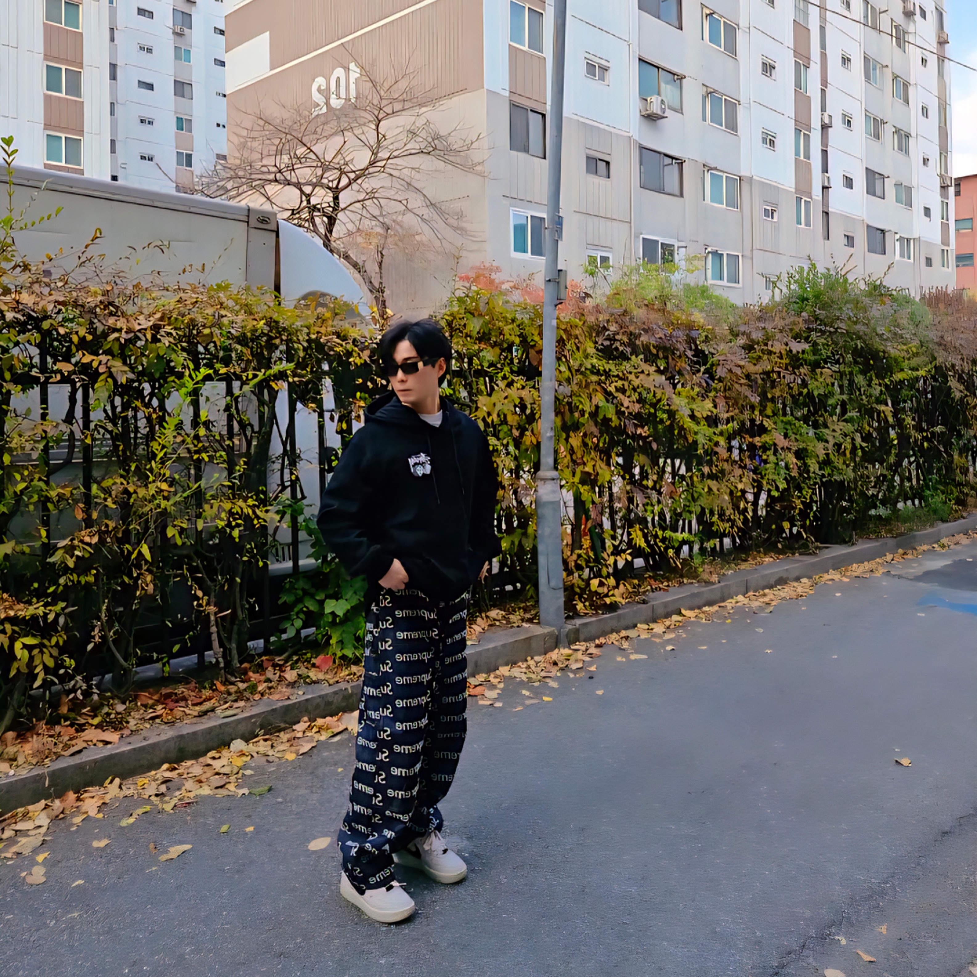 Supreme Jacquard Logos Double Knee Denim Painter Jean Rigid Indigo - 25FW, Nike x Ambush Air Force 1 Low SP Phantom 착용 스타일 - 1