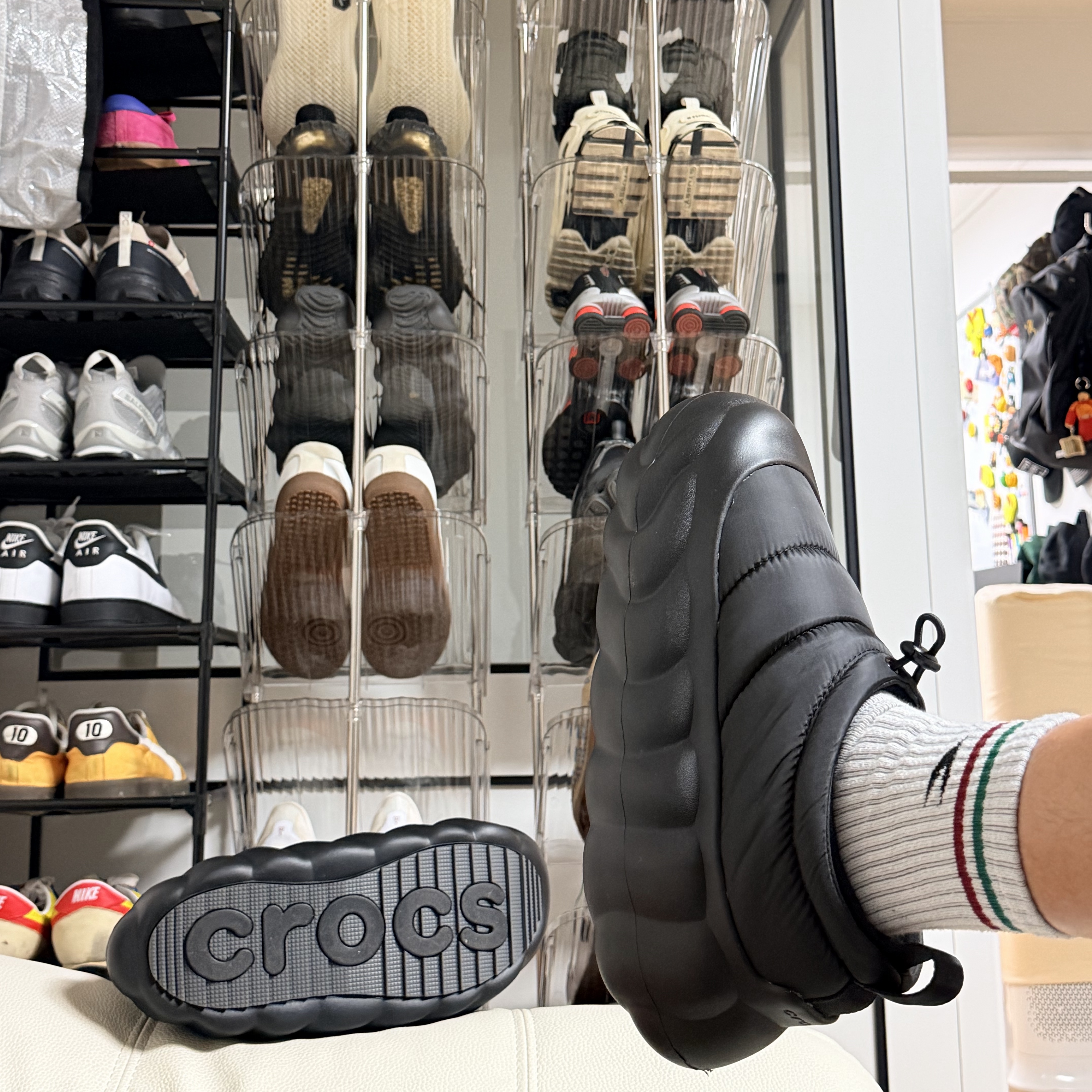 Crocs Overpuff Shorty Black 착용 스타일