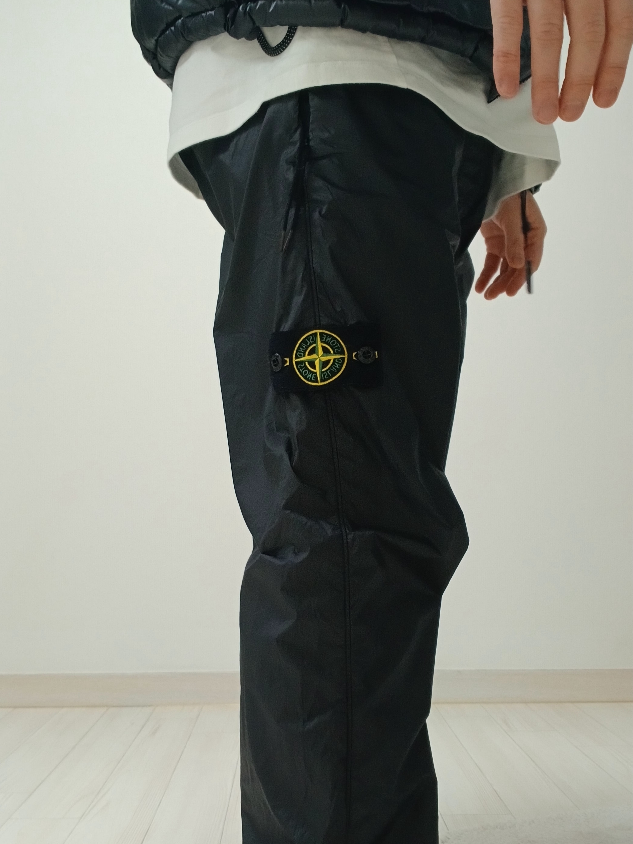 Supreme Small Box LS T-Shirt White - 24SS, The North Face Quantum Nuptse RDS Jacket Black 착용 스타일 - 6