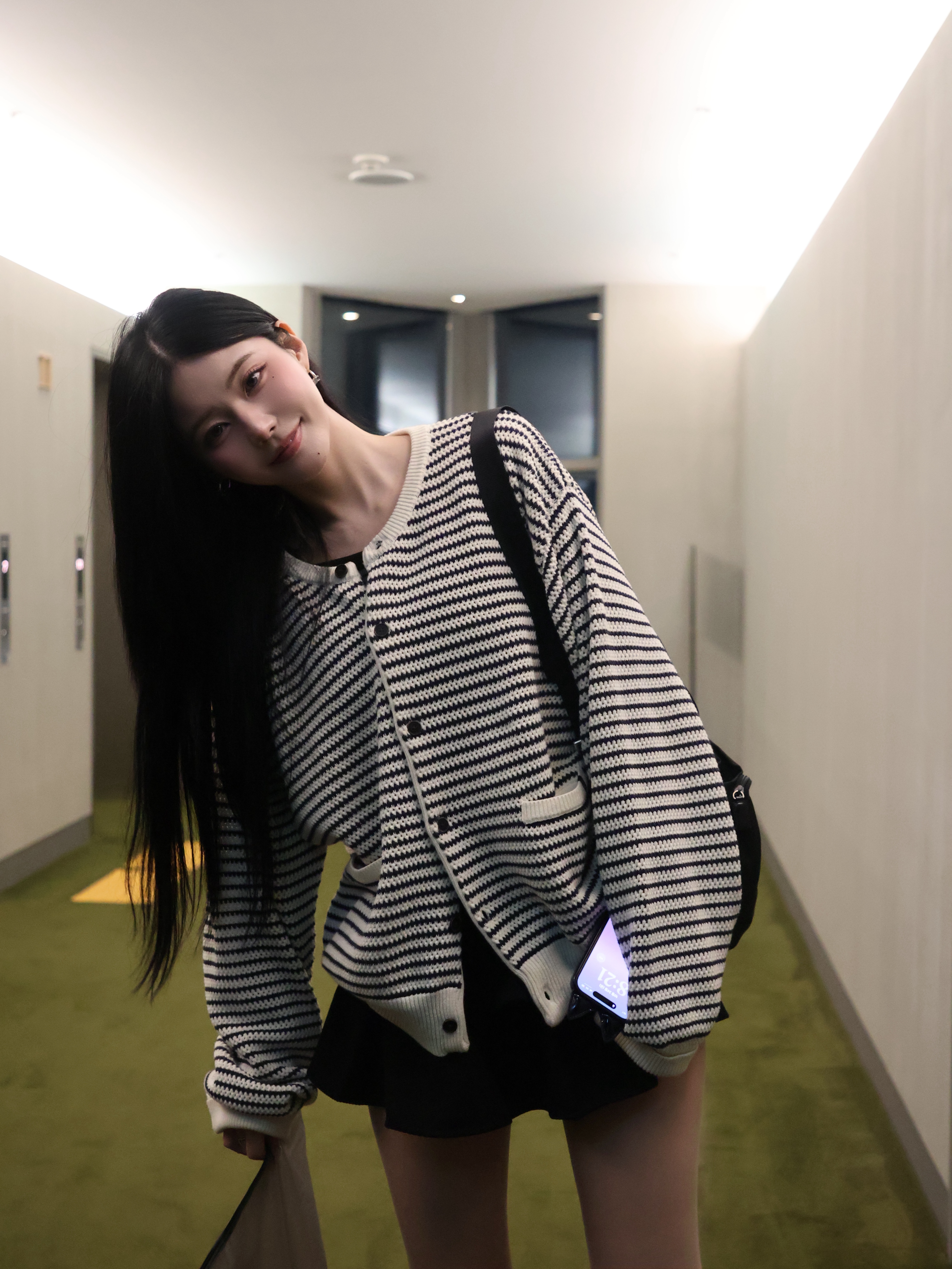 Apple iPhone 17 Pro 256GB Silver, Prada Re-Nylon Backpack Black 착용 스타일