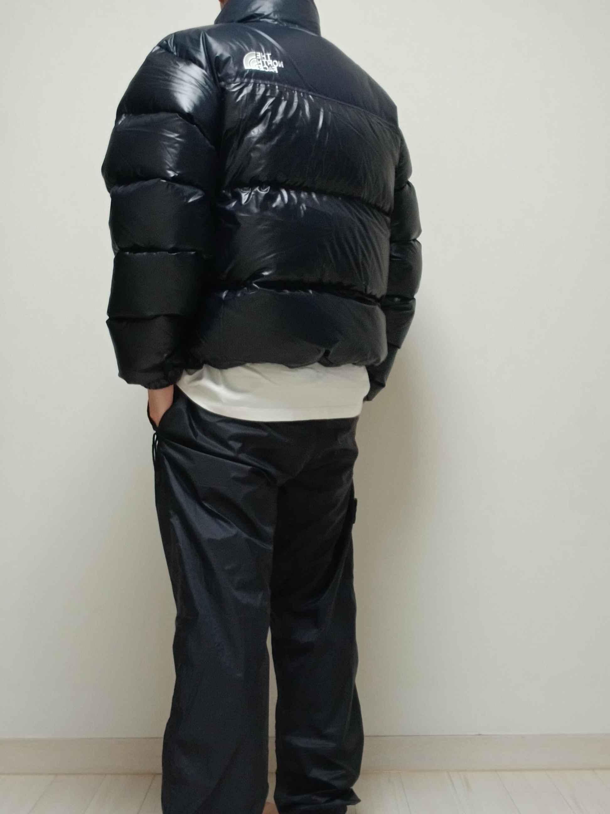 Supreme Small Box LS T-Shirt White - 24SS, The North Face Quantum Nuptse RDS Jacket Black 착용 스타일 - 10