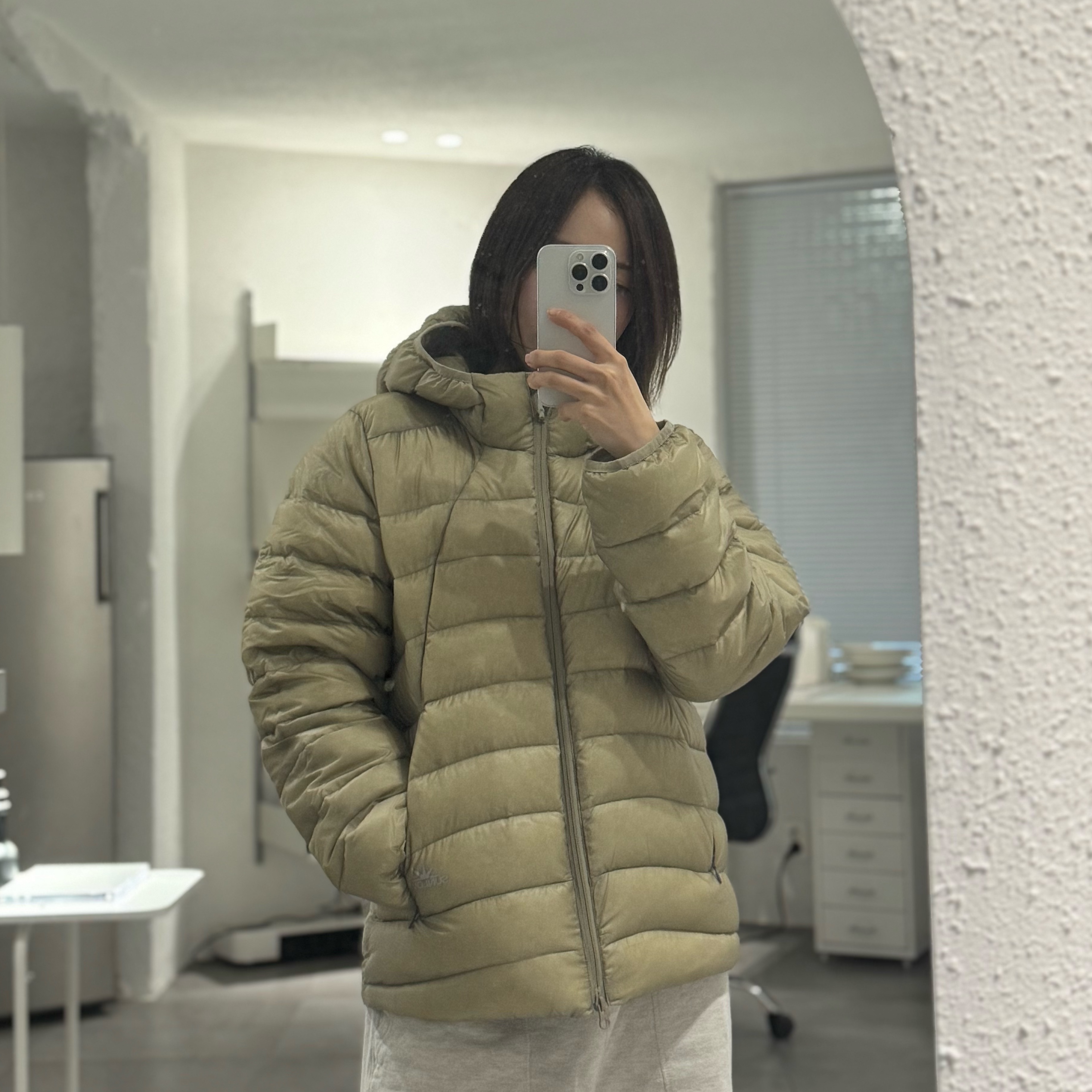Sunlove Hooded Fly Light Down Jacket Stone 착용 스타일 - 3