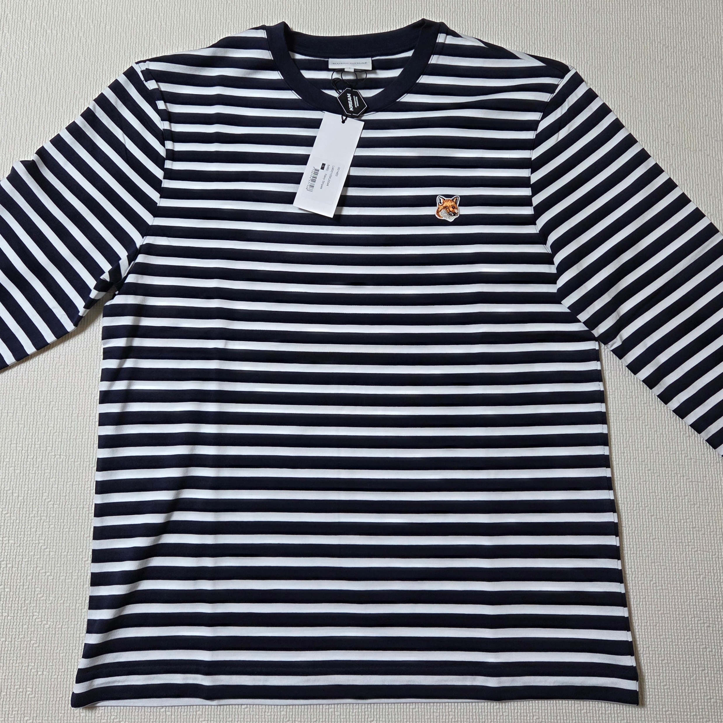 Maison Kitsune Fox Head Patch Regular Marin Long Sleeve T-Shirt Navy Stripes 착용 스타일 - 1