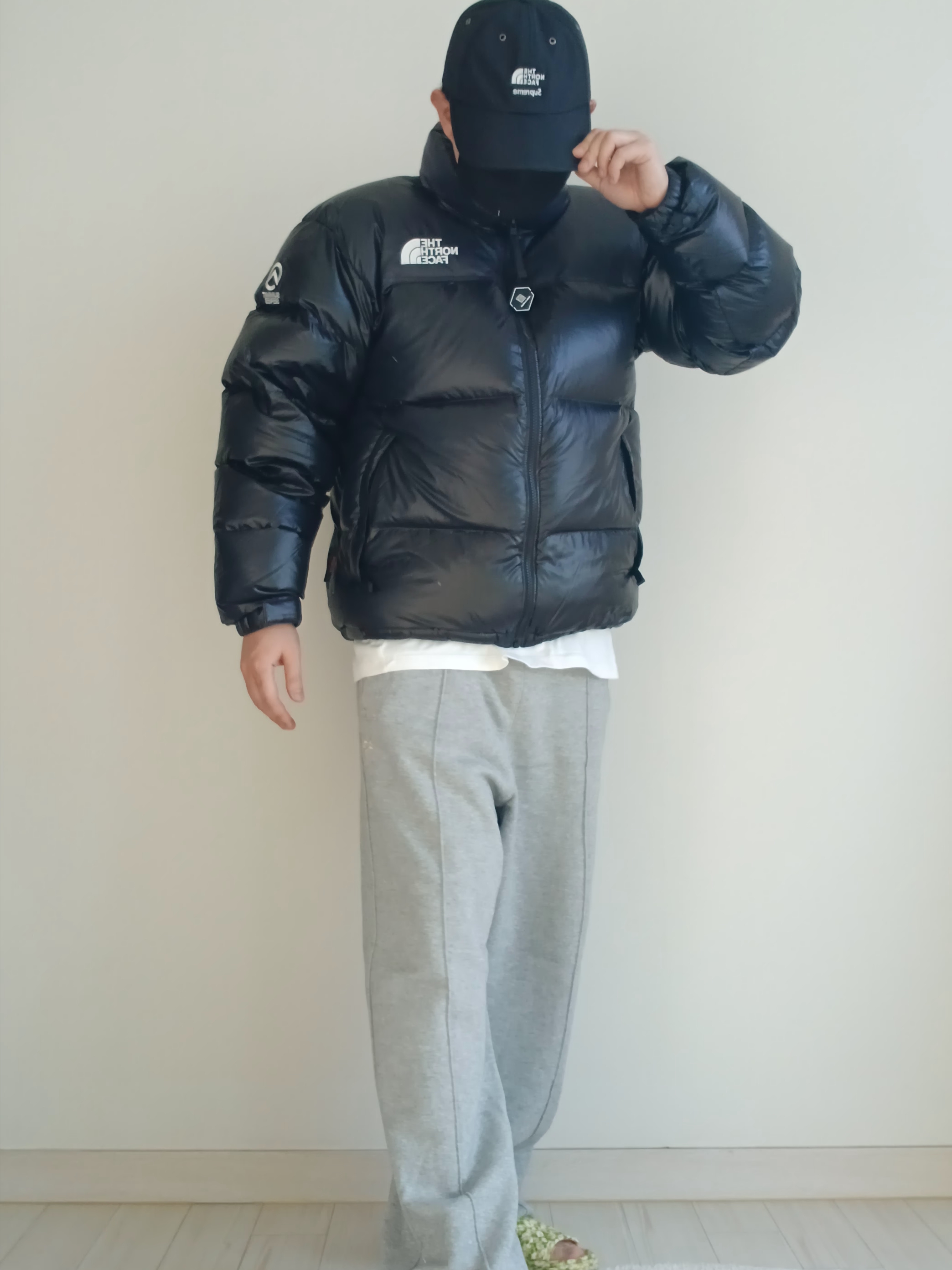 Supreme Small Box LS T-Shirt White - 24SS, SATUR Teo Cotton Banding Sweatpants Melange Gray 착용 스타일 - 3
