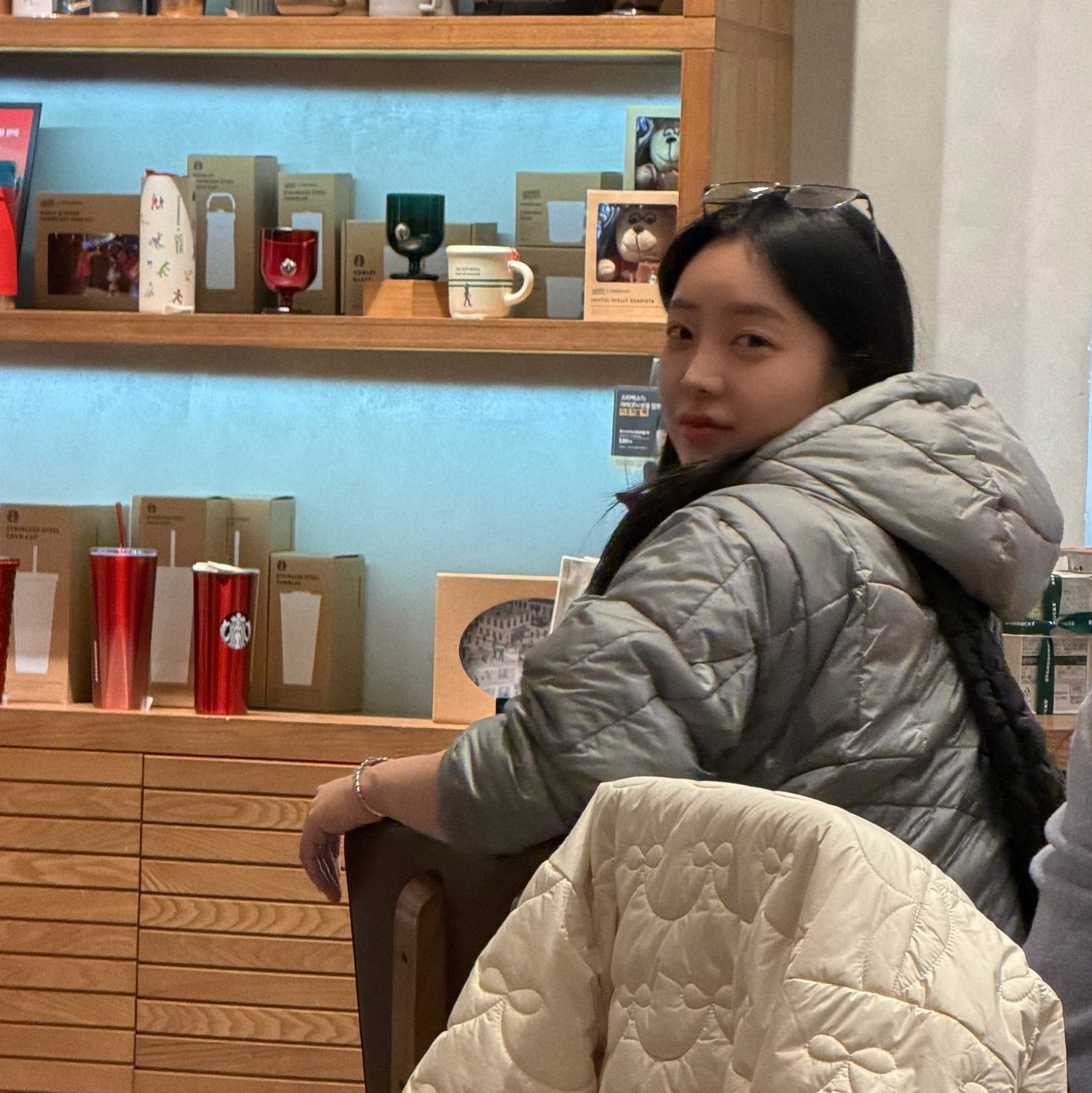 The North Face Wave LT On Jacket Gray, COS Quilted Oversized Shoulder Bag Black 착용 스타일 - 3