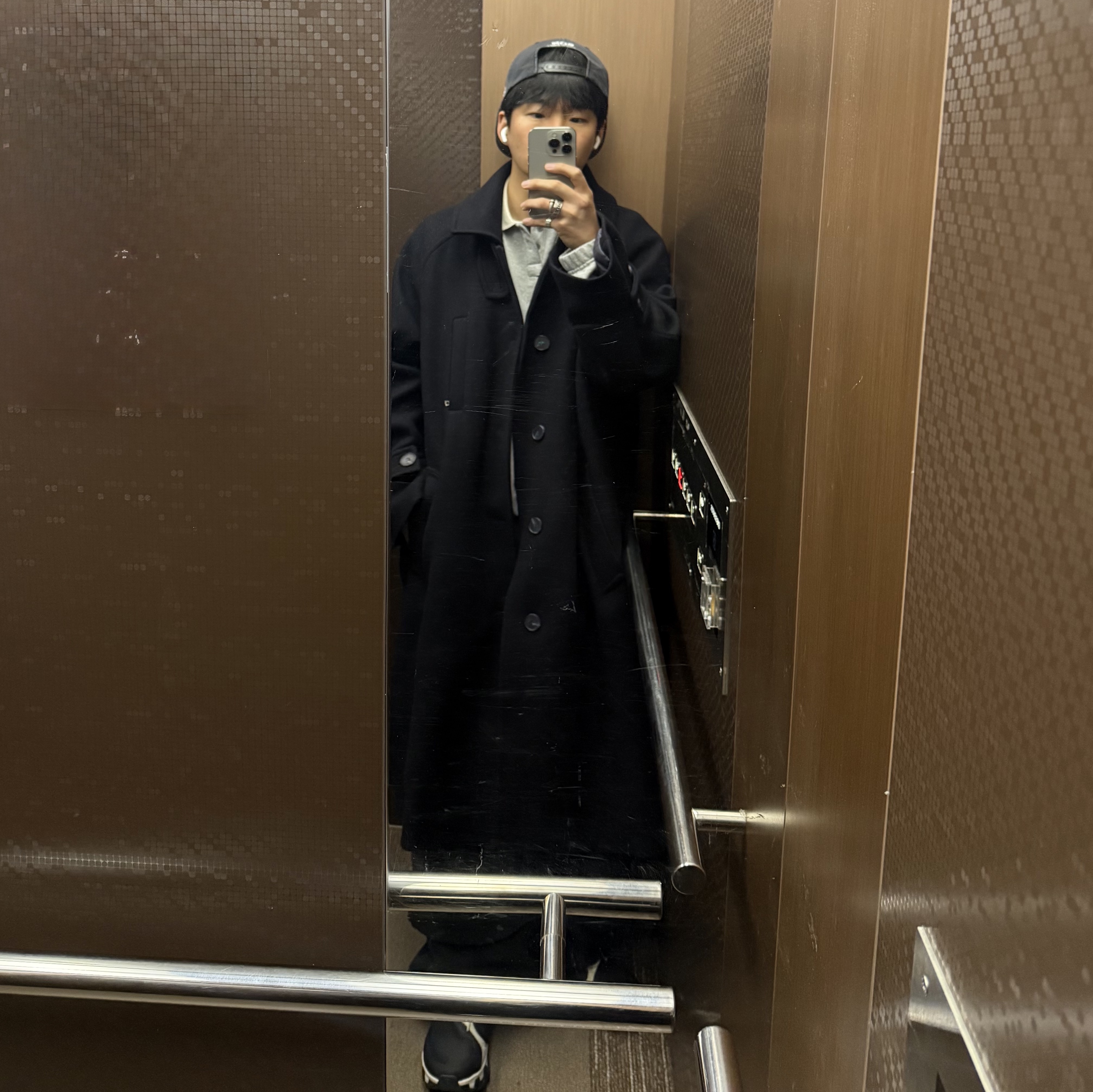 Undermycar Majanne Multi Button Oversized Wool Coat Black Oyster - 21FW, Undermycar Mu.140 Combi Crop Collar Sweatshirt Oatmeal 착용 스타일 - 1