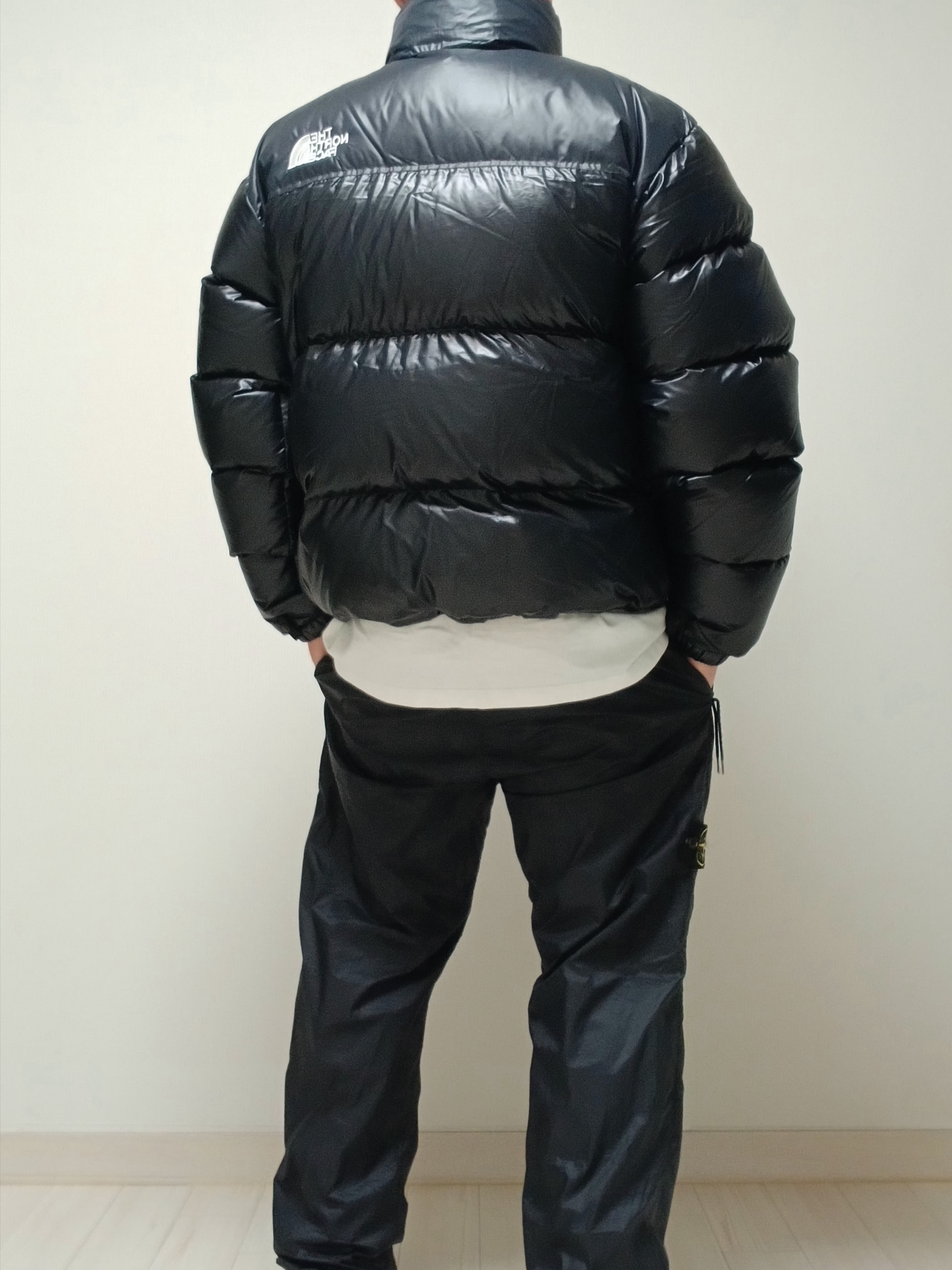 Supreme Small Box LS T-Shirt White - 24SS, The North Face Quantum Nuptse RDS Jacket Black 착용 스타일 - 4