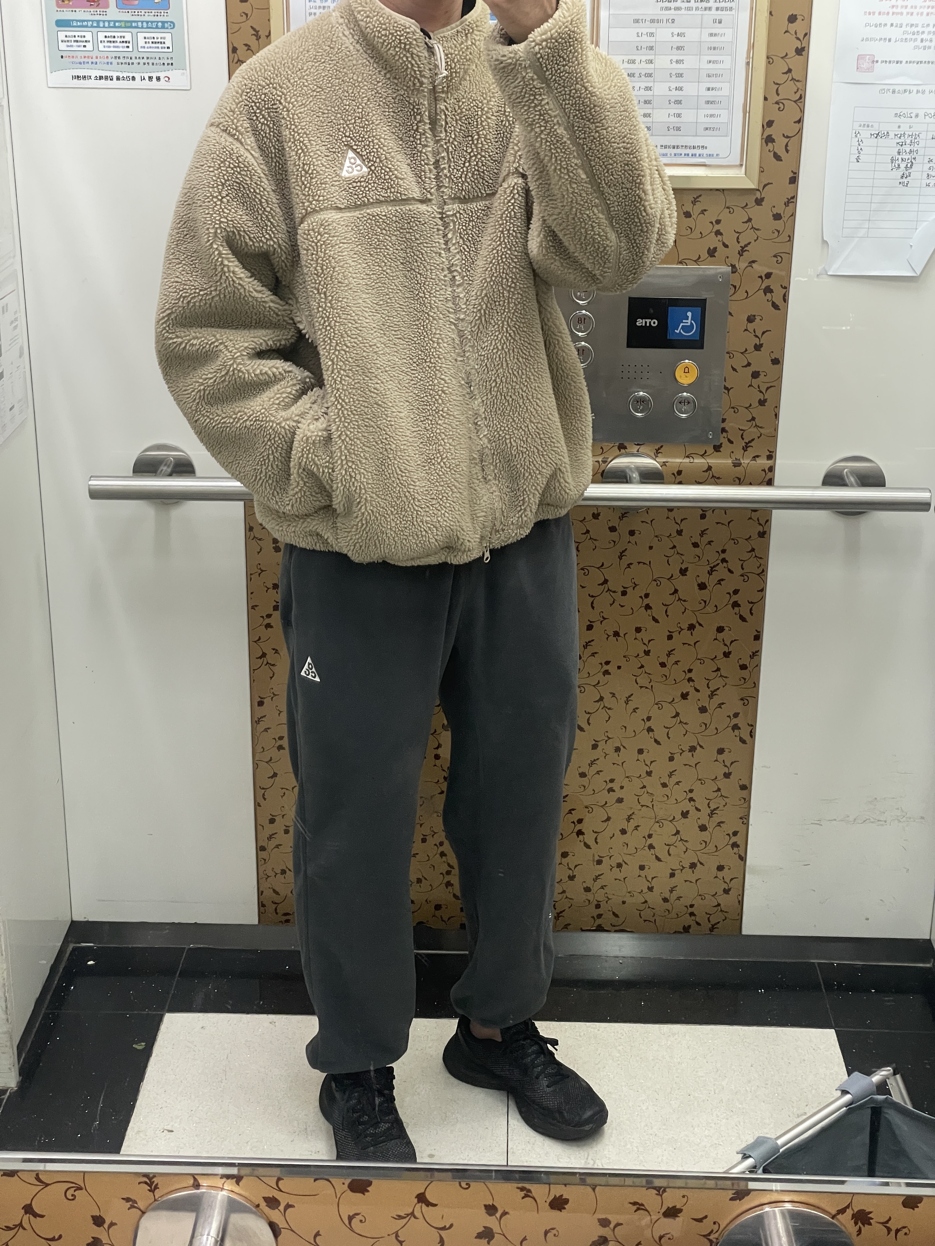 Nike ACG Polartec Wolf Tree Pants Anthracite Black - US/EU, Salomon x MM6 Maison Margiela Spectur 2 Black Pewter 착용 스타일 - 1