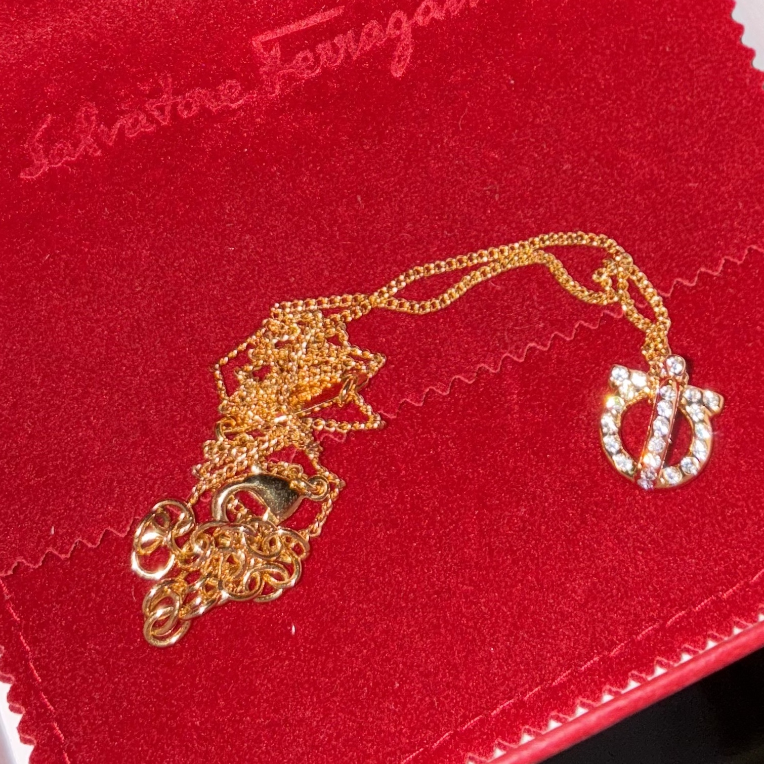 (W) Ferragamo Gancini 3D Crystal Necklace Gold 착용 스타일