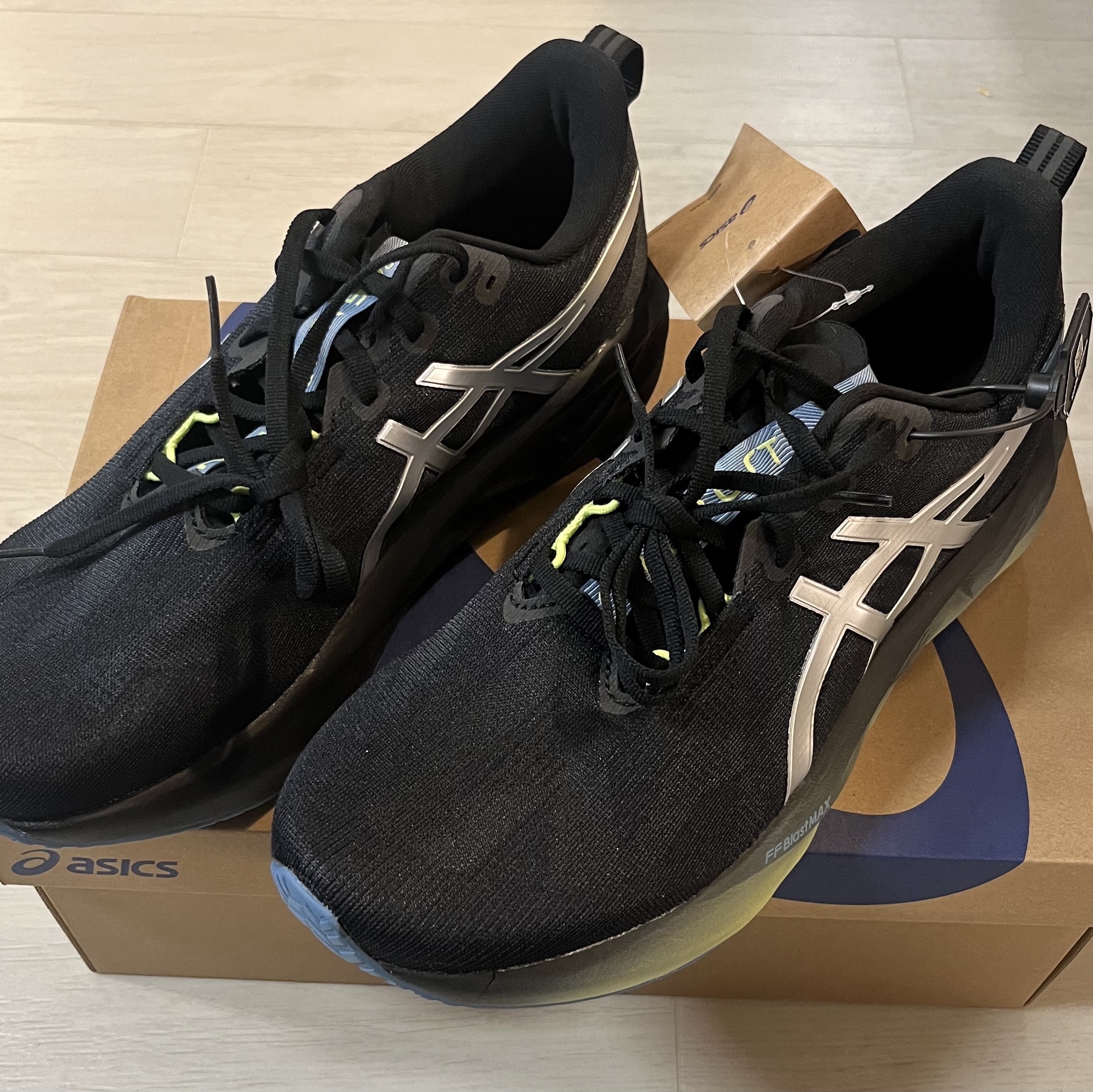 Asics Novablast 5 Luxe Black 착용 스타일 - 1