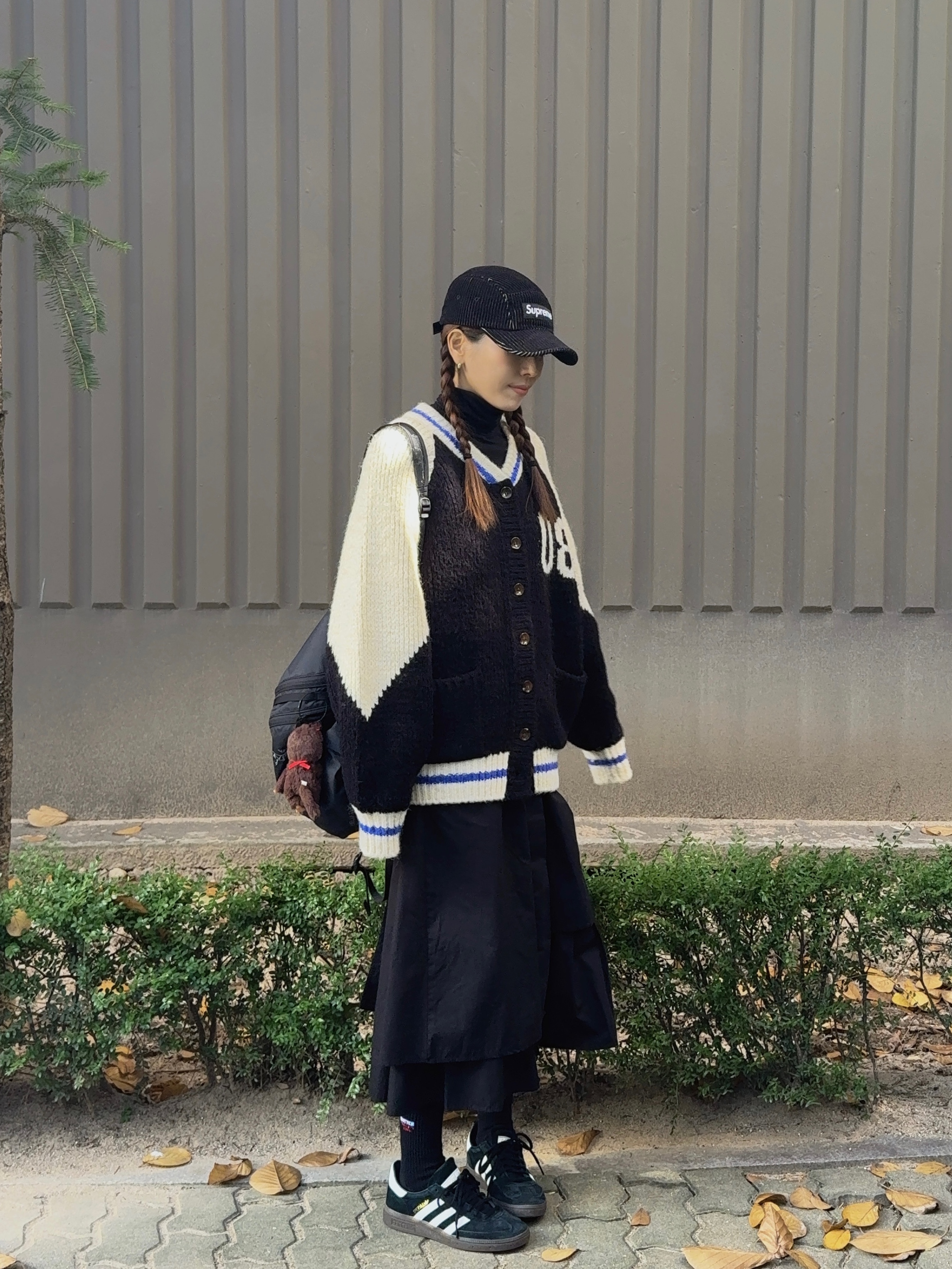 Supreme 2-Tone Corduroy Camp Cap Black - 23SS, Adidas Spezial Handball Core Black 착용 스타일 - 3