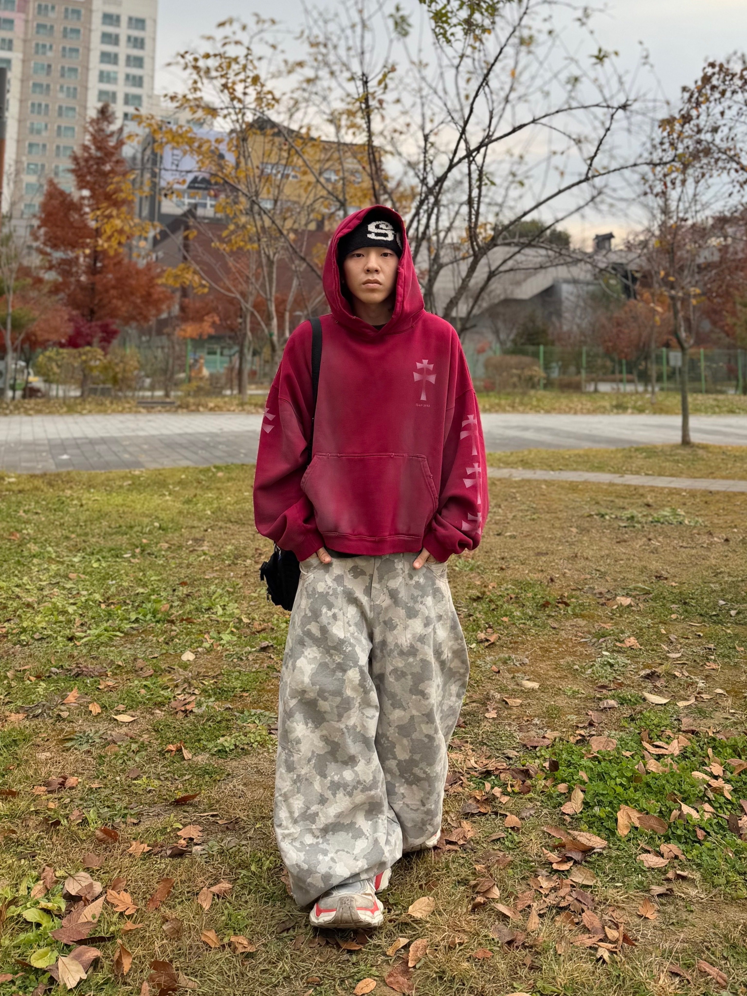 Undermycar POC USA Flag Bonded Sweat Hoodie Gray, Balenciaga Cargo Sneakers Beige Grey Red 착용 스타일 - 4